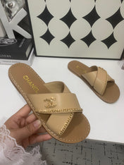 CHANEL 26S SANDALS IN BEIGE CALFSKIN WITH DOUBLE C CHAIN DETAIL