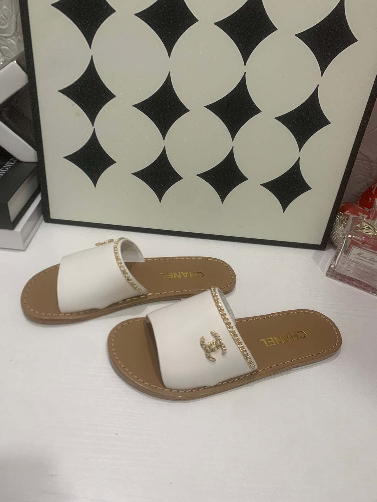 CHANEL 26S SANDALS IN WHITE CALFSKIN GOLD-TONE CHAIN DETAIL
