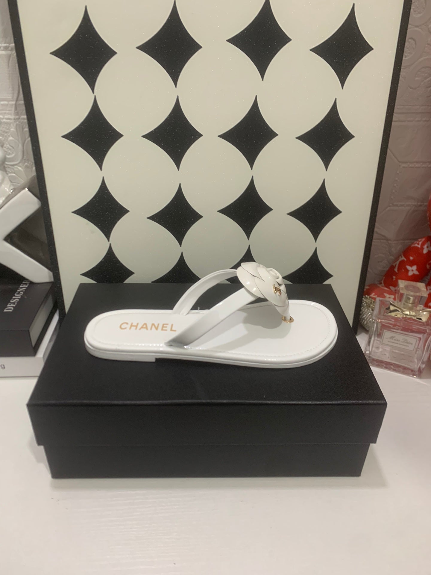 CHANEL 26S THONG SANDALS IN WHITE LAMBSKIN WITH FLORAL