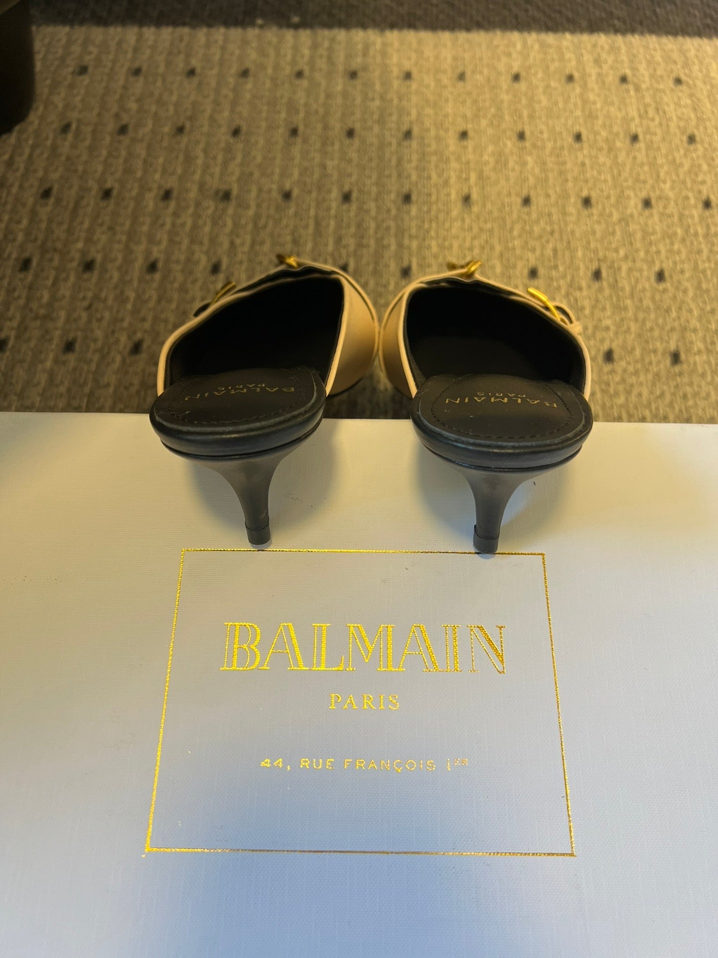 BALMAIN 26S GOLD CHAIN HIGH HEEL MULES 45 MM IN BEIGE CALFSKIN