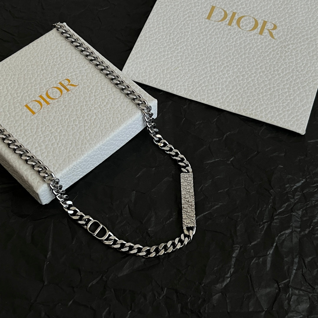 CD 26S CD LOGO PLAQUE CHAIN NECKLACE IN SILVER TONE METAL 630890