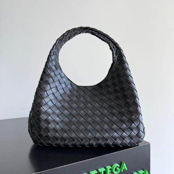 BOTTEGA VENETA  SHOULDER BAG 33 IN BLACK CALFSKIN