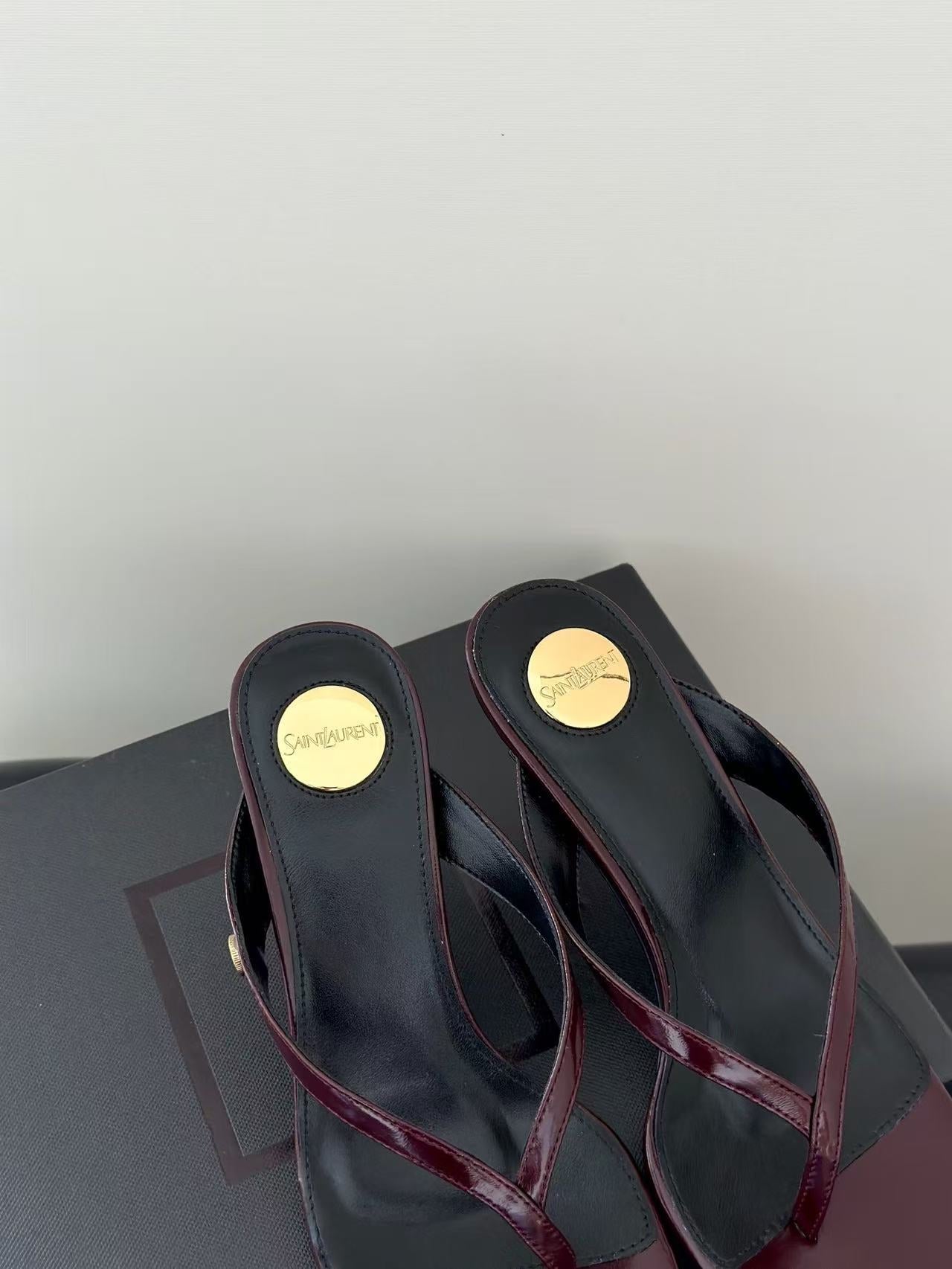 YSL 26S THONG HIGHHEEL SANDAL IN BURGUNDY PATENT LEATHER