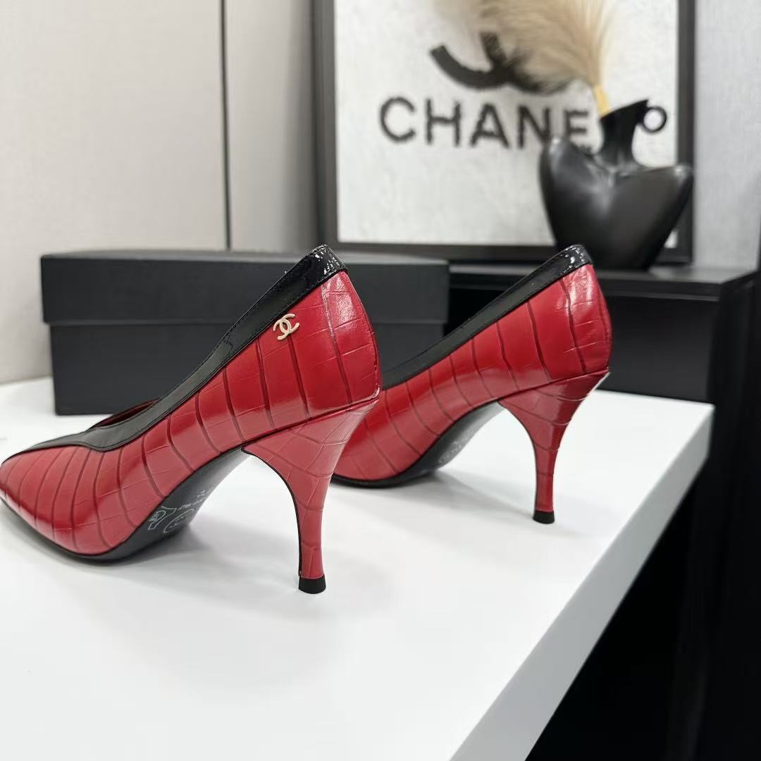 CHANEL 26S SQUARE-TOE PUMP IN RED CROCODILE-EMBOSSED LAMBSKIN WITH WHITE TRIM