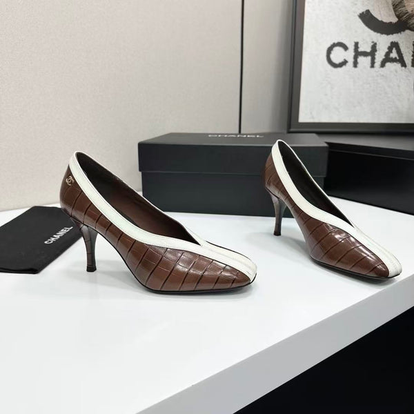 CHANEL 26S SQUARE-TOE PUMP IN BROWN CROCODILE EMBOSSED LAMBSKIN WITH WHITE TRIM
