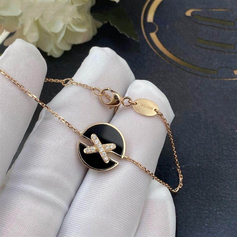 chaumet-jeux-de-liens-harmony-onyx-bracelet-rose-gold-onyx-diamonds-084999-coral-5-900x900_01ff49bd-f60b-4714-88b8-af515ec2e512.jpg