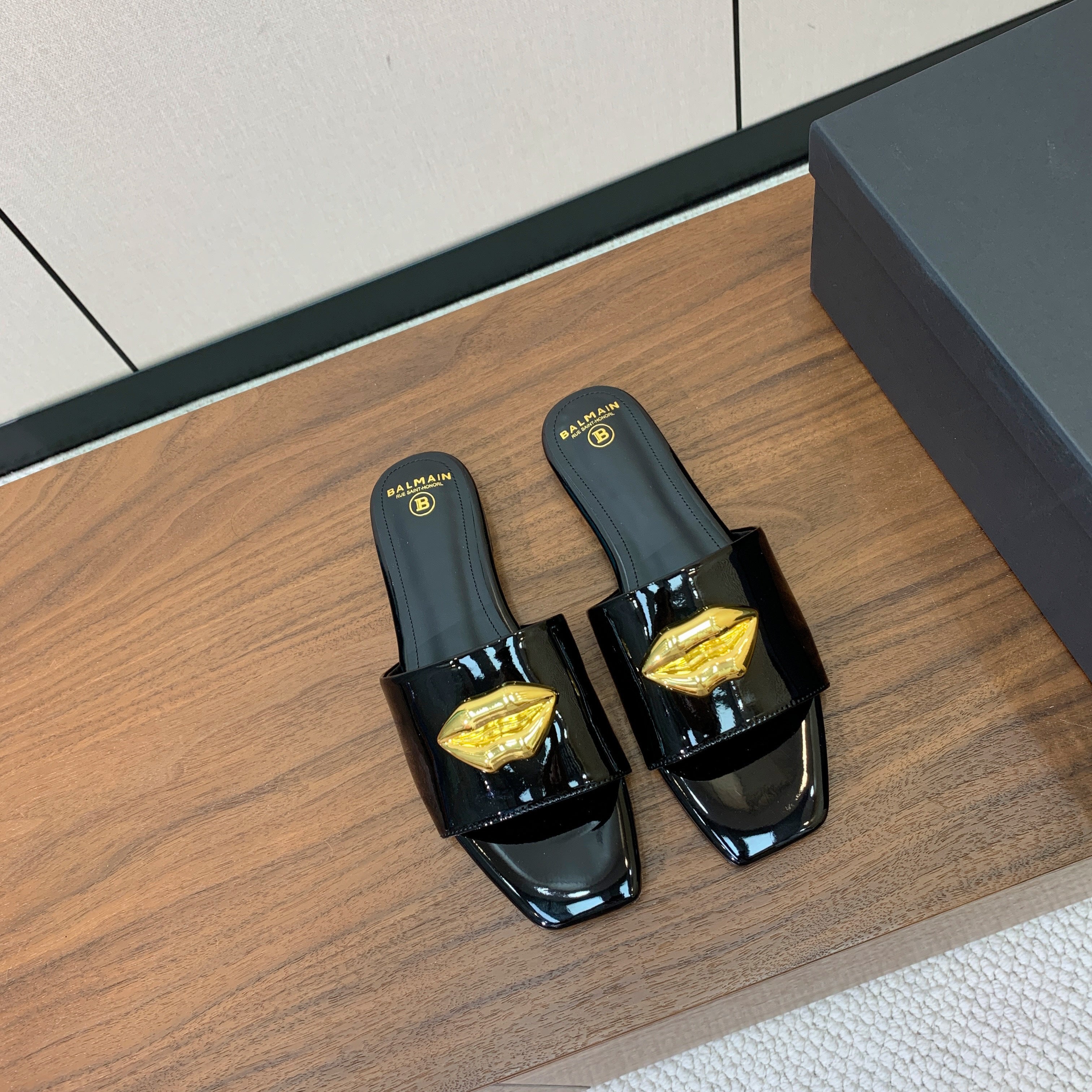 BALMAIN 26S LIP-EMBELLISHED SLIDES IN BLACK PATENT CALFSKIN WITH GOLD HARDWARE