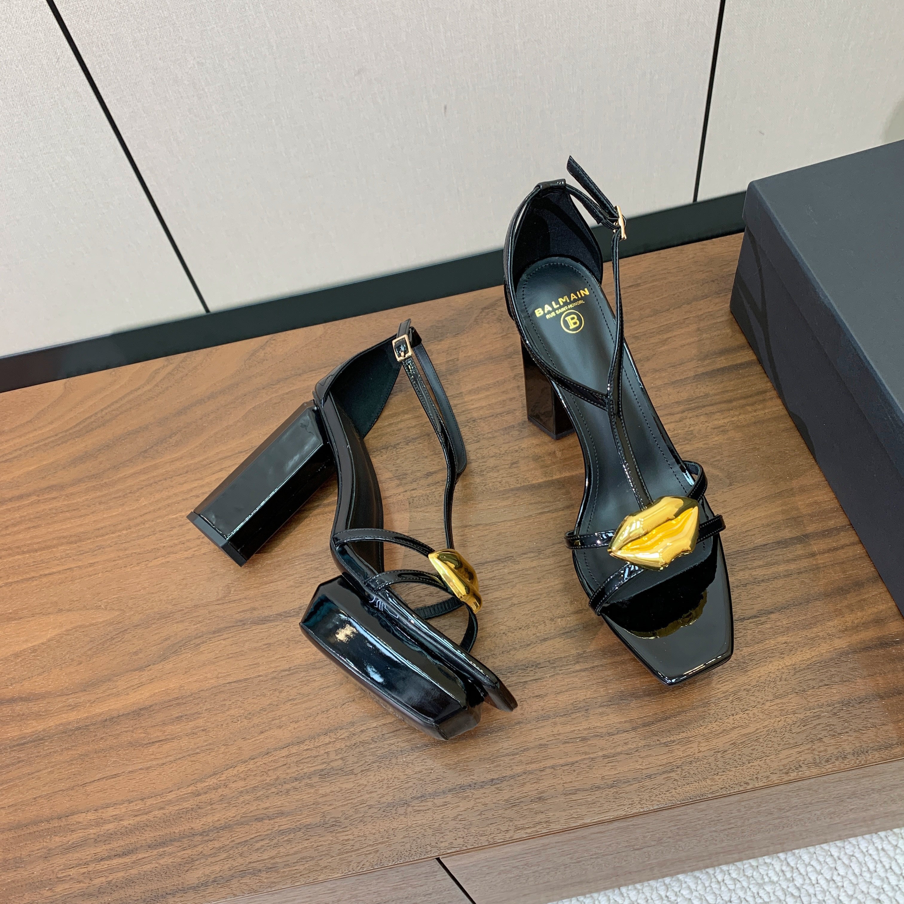 BALMAIN 26S LIP-EMBELLISHED HEELS 105 MM IN BLACK CALFSKIN WITH GOLD HARDWARE