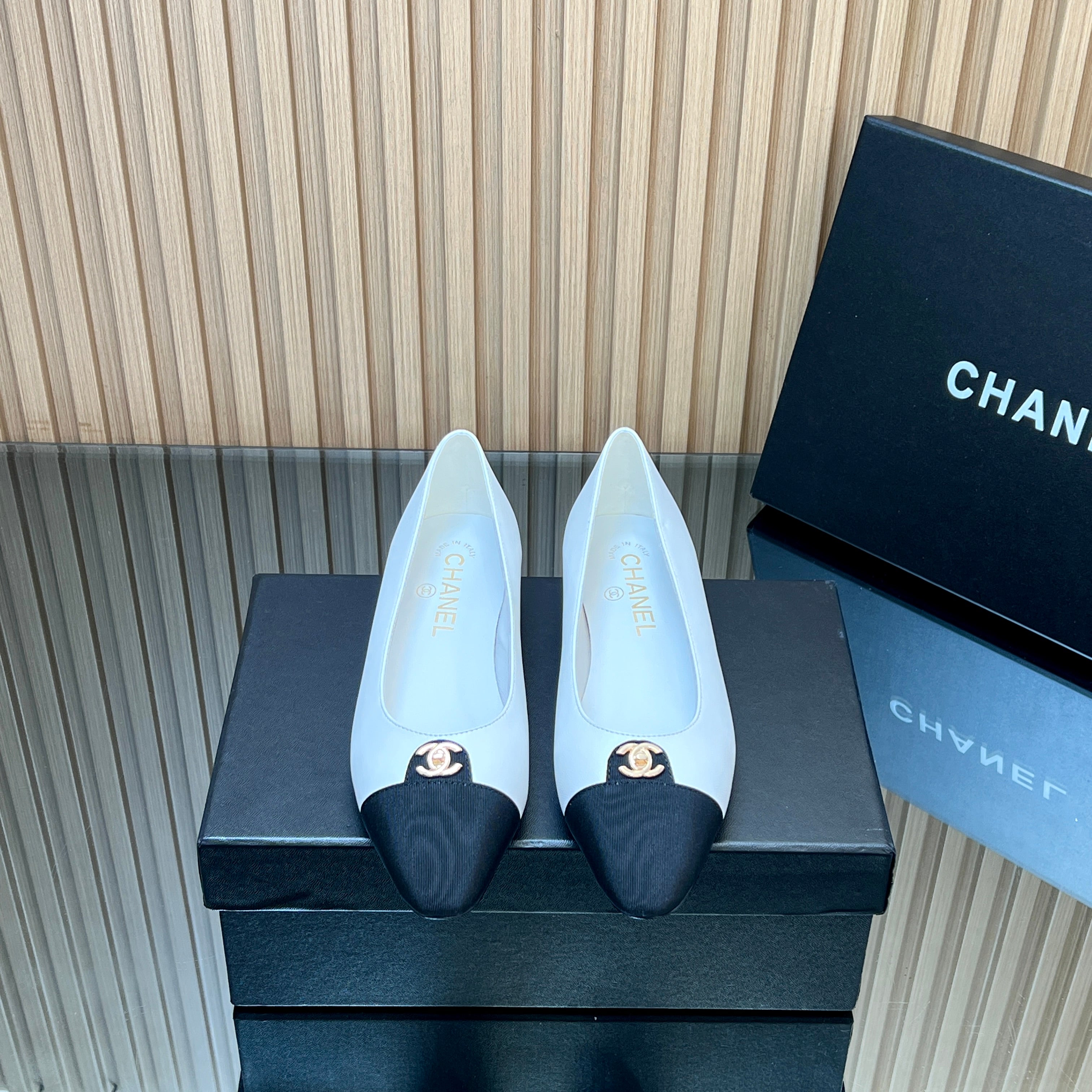 CHANEL 25S BALLET FLATS LOGO IN WHITE CALFSKIN AND BLACK CANVAS GOLD HARDWARE