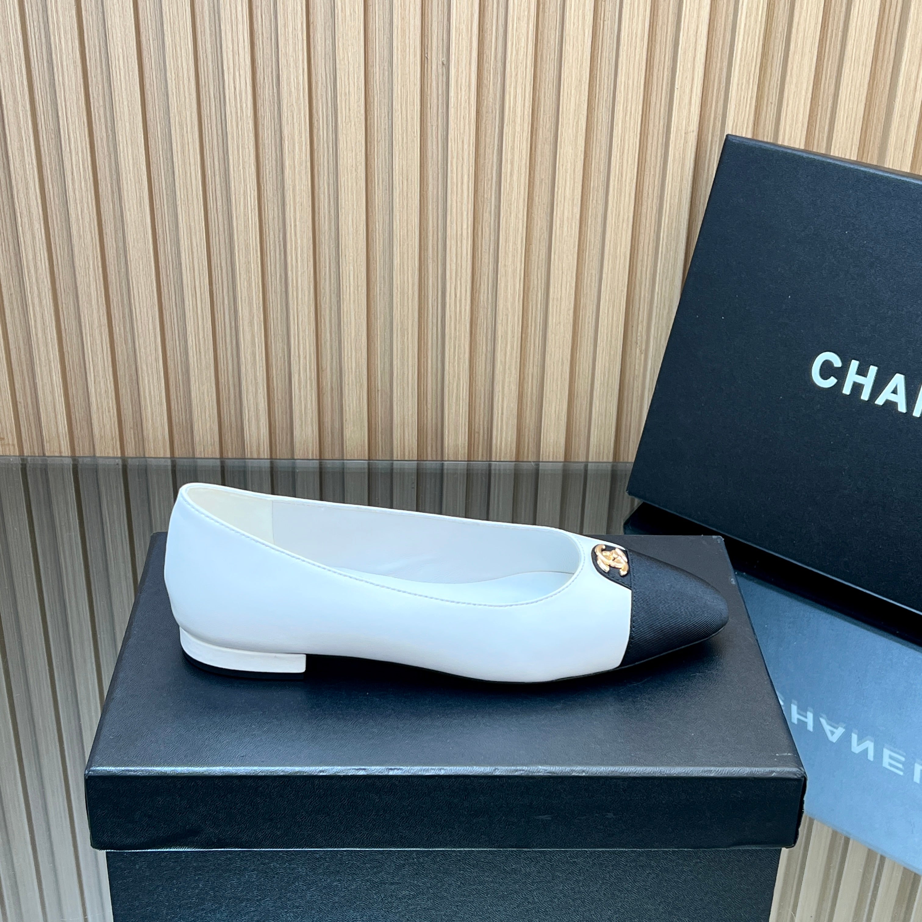 CHANEL 25S BALLET FLATS LOGO IN WHITE CALFSKIN AND BLACK CANVAS GOLD HARDWARE