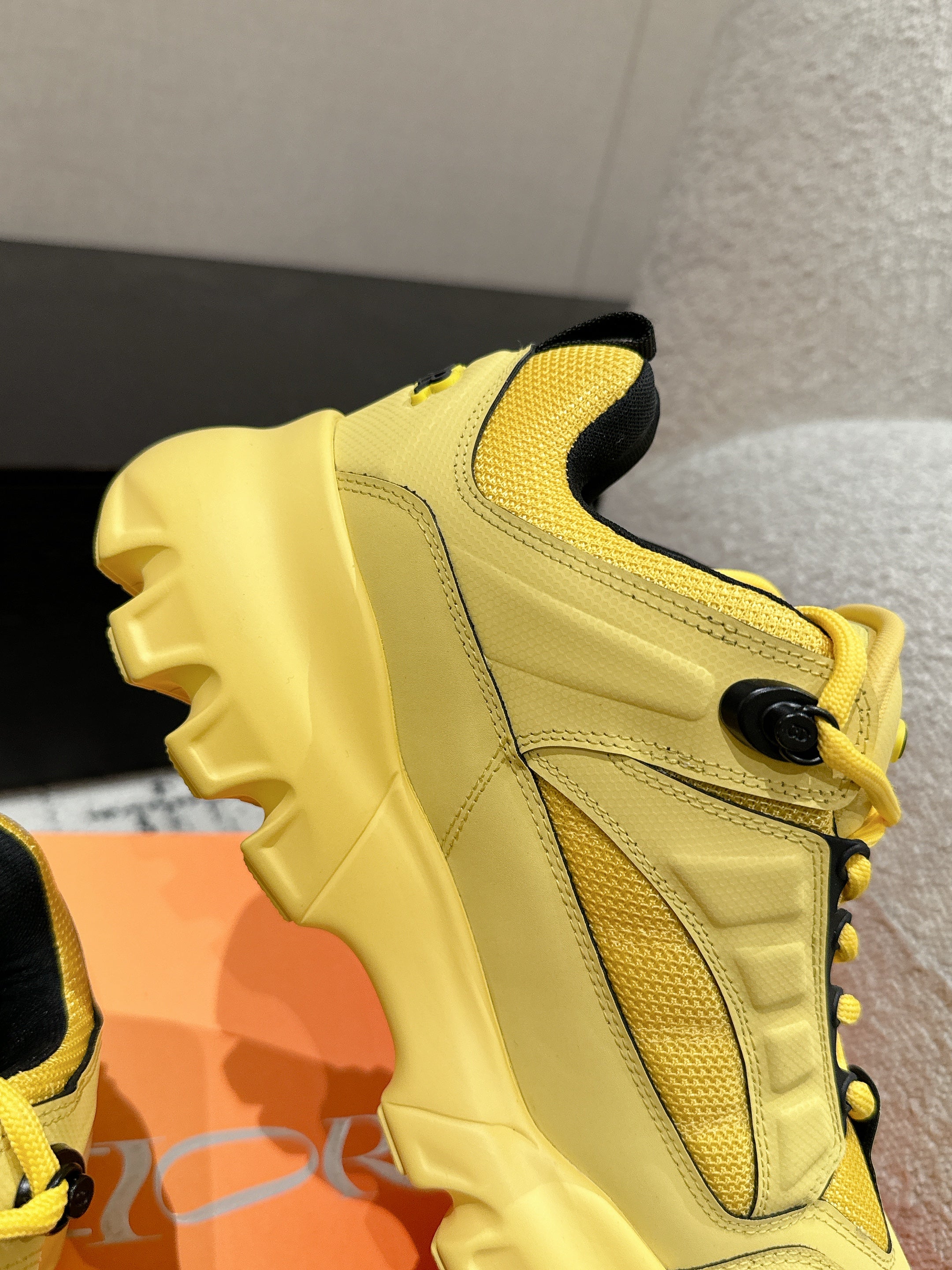 SNEAKER IN LEMON YELLOW CALFSKIN AND BREATHABLE MESH 175309