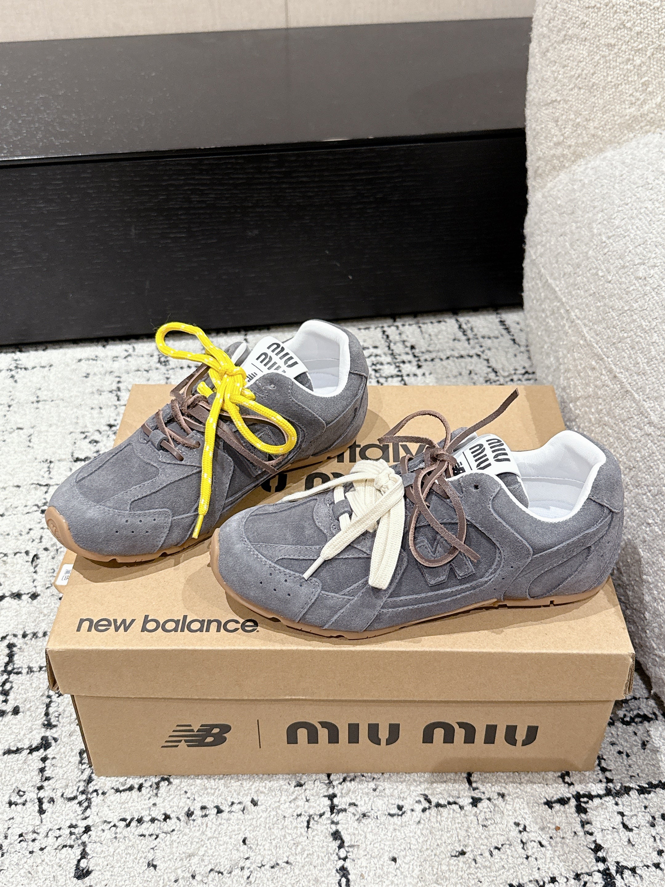 MM x NB SNEAKER IN GREY SUEDE