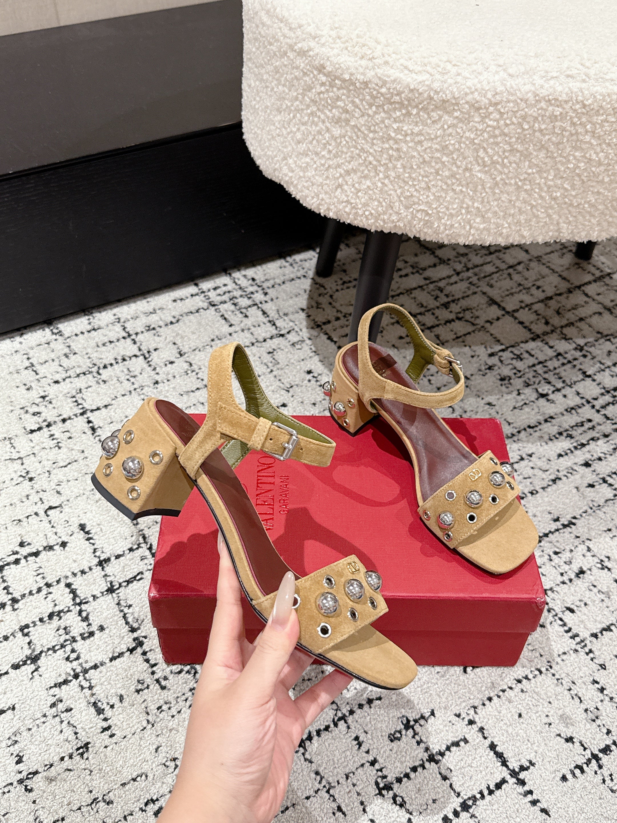 VLTN STUDDED BLOCK HEEL SANDALS 25S 60 MM IN LIGHT BROWN SUEDE