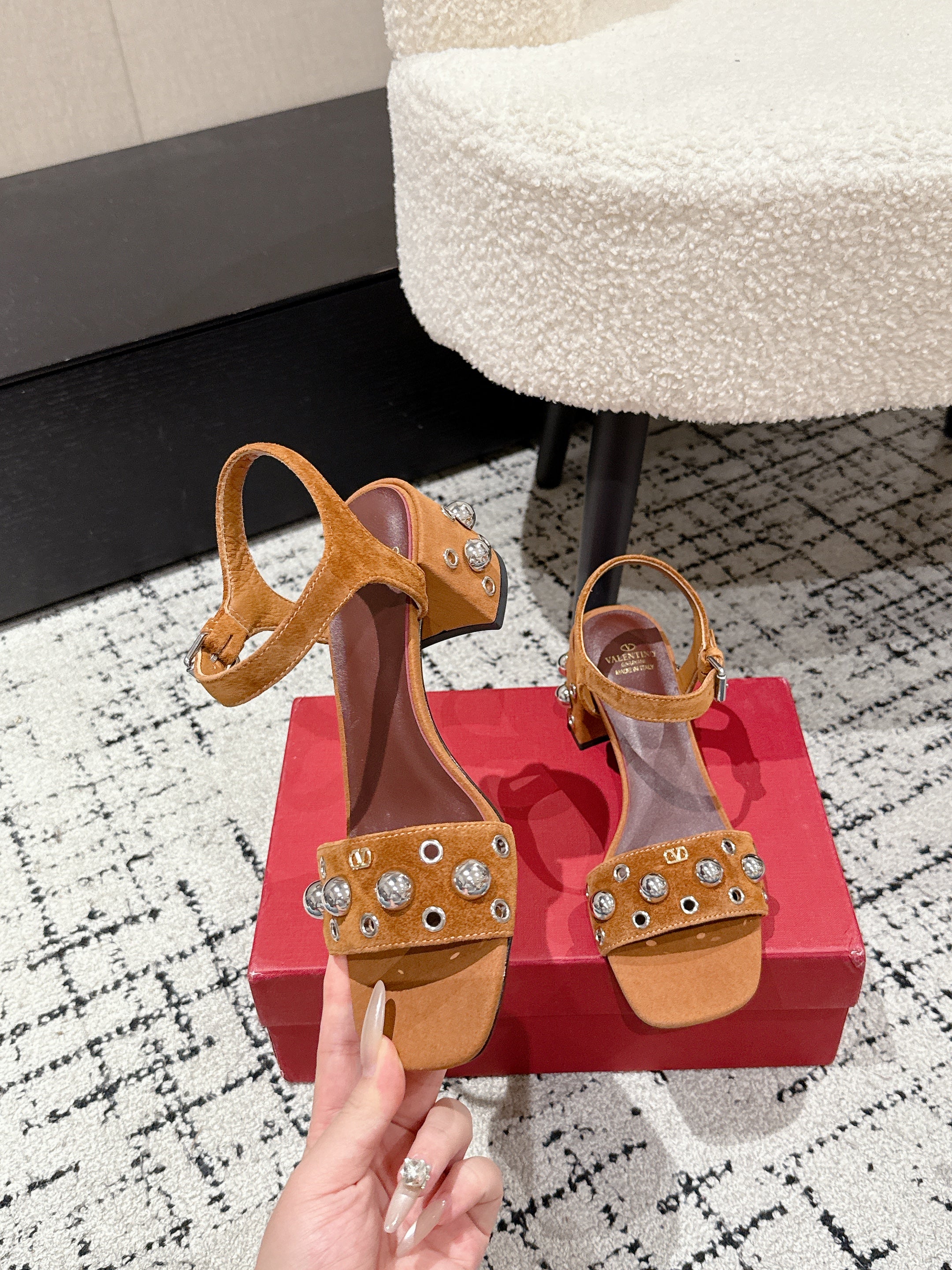 VLTN STUDDED BLOCK HEEL SANDALS 25S 60 MM IN BROWN SUEDE