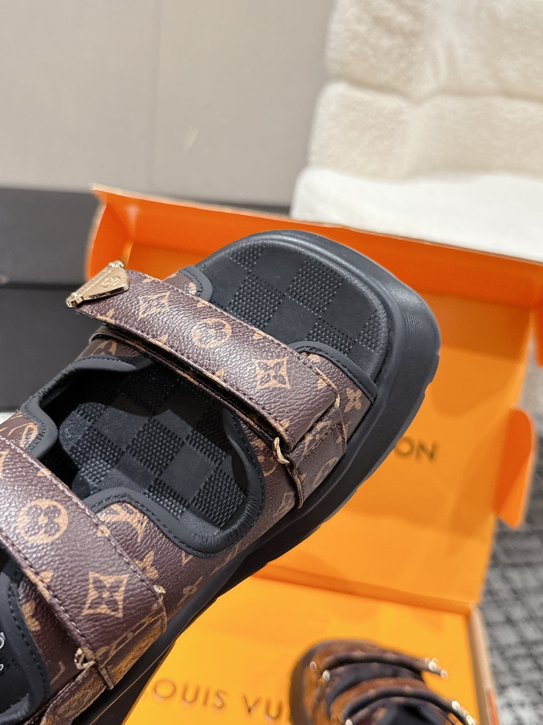 LV WEDGE SANDALS 25S 55 MM IN BROWN AND BLACK CALFSKIN WITH LOGO PATTERN