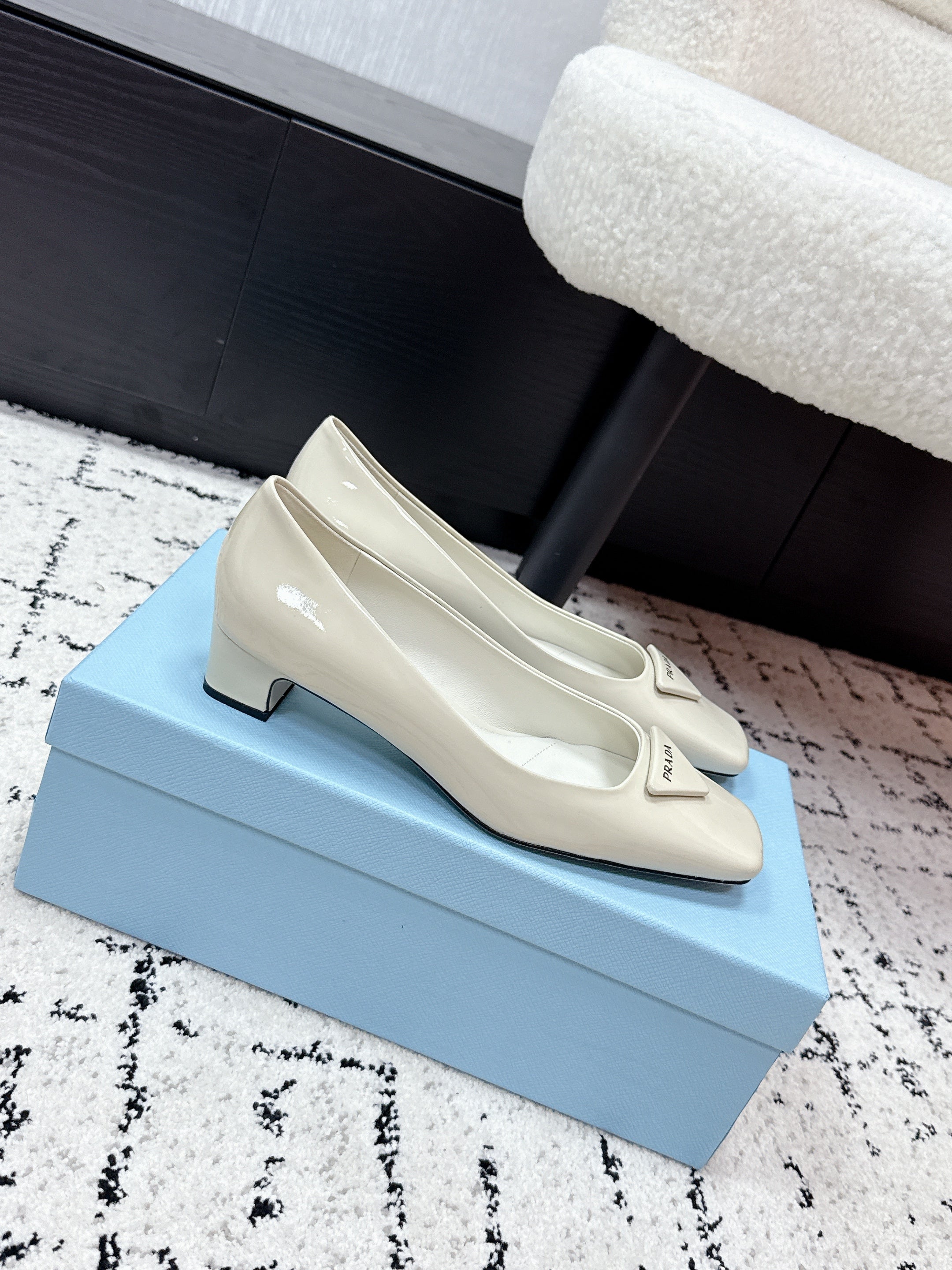 PRADA 26S SQUARE-TOE HIGH HEELS 35MM IN CREAM WHITE PATENT CALFSKIN WITH LOGO