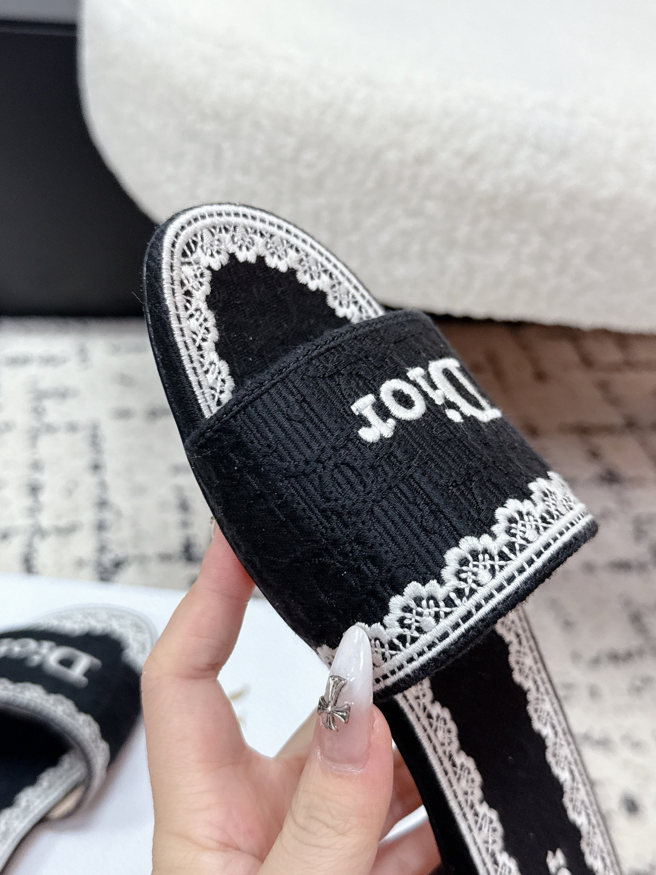 DIOR 26S SLIDES IN BLACK AND WHITE EMBOSSED OBLIQUE LACE EMBROIDERY