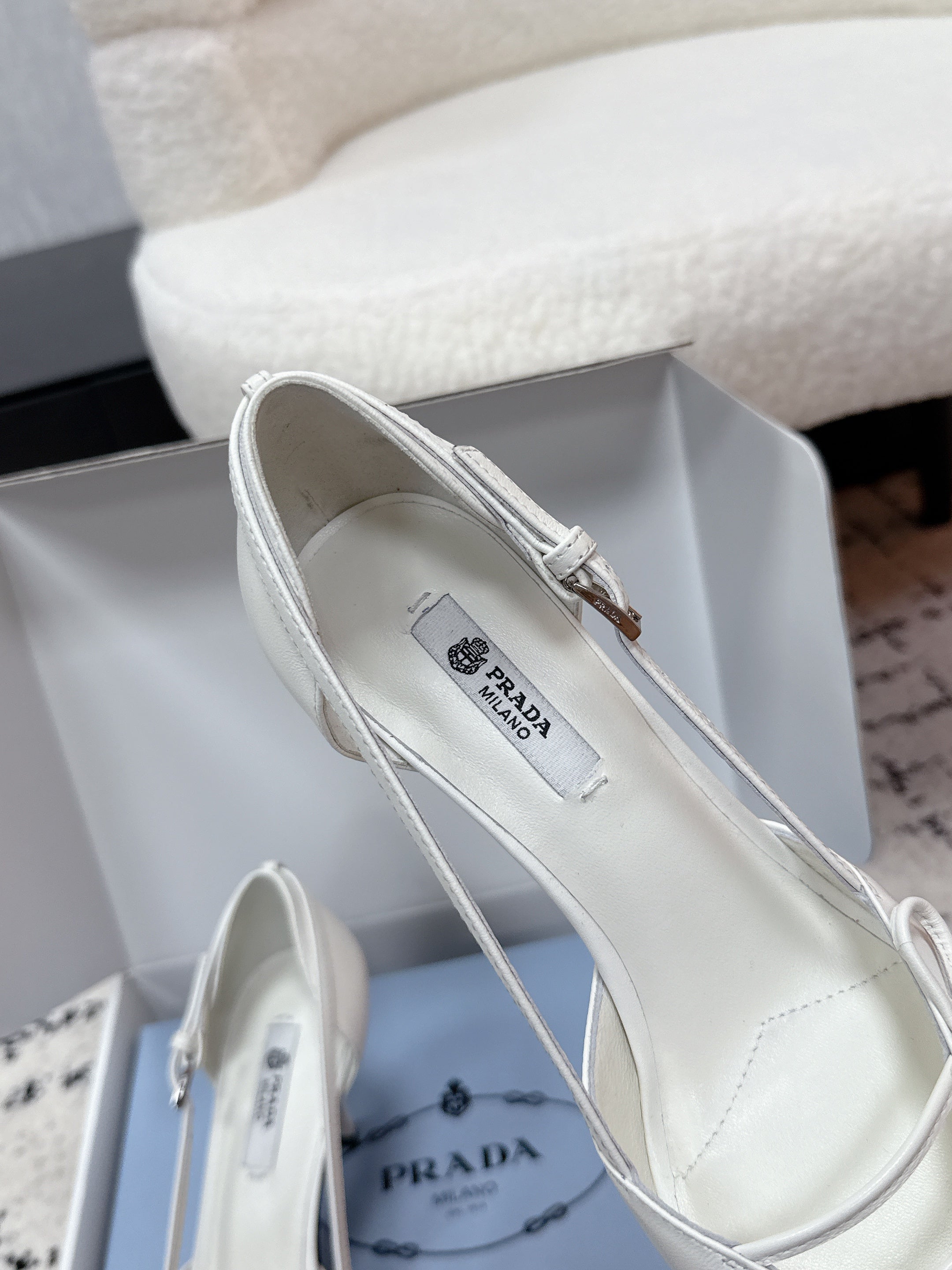 PRADA 26S POINTED-TOE HIGH HEELS 75MM IN WHITE CALFSKIN WITH BOW