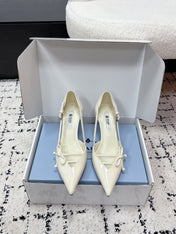 PRADA 26S POINTED-TOE HIGH HEELS 75MM IN IVORY WHITE PATENT CALFSKIN WITH BOW