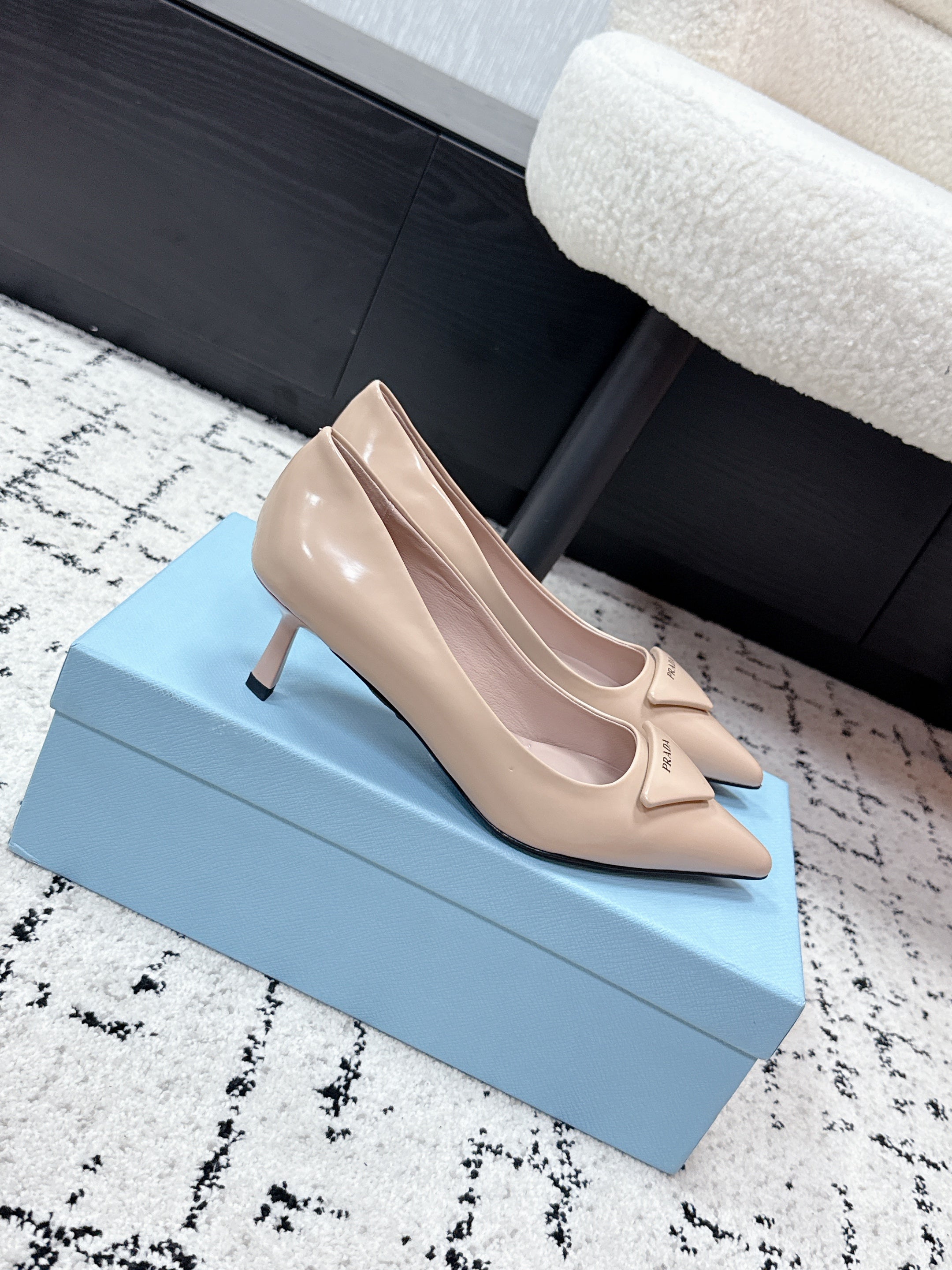 PRADA 26S POINTED-TOE HIGH HEELS 60MM IN BEIGE PATENT CALFSKIN WITH LOGO