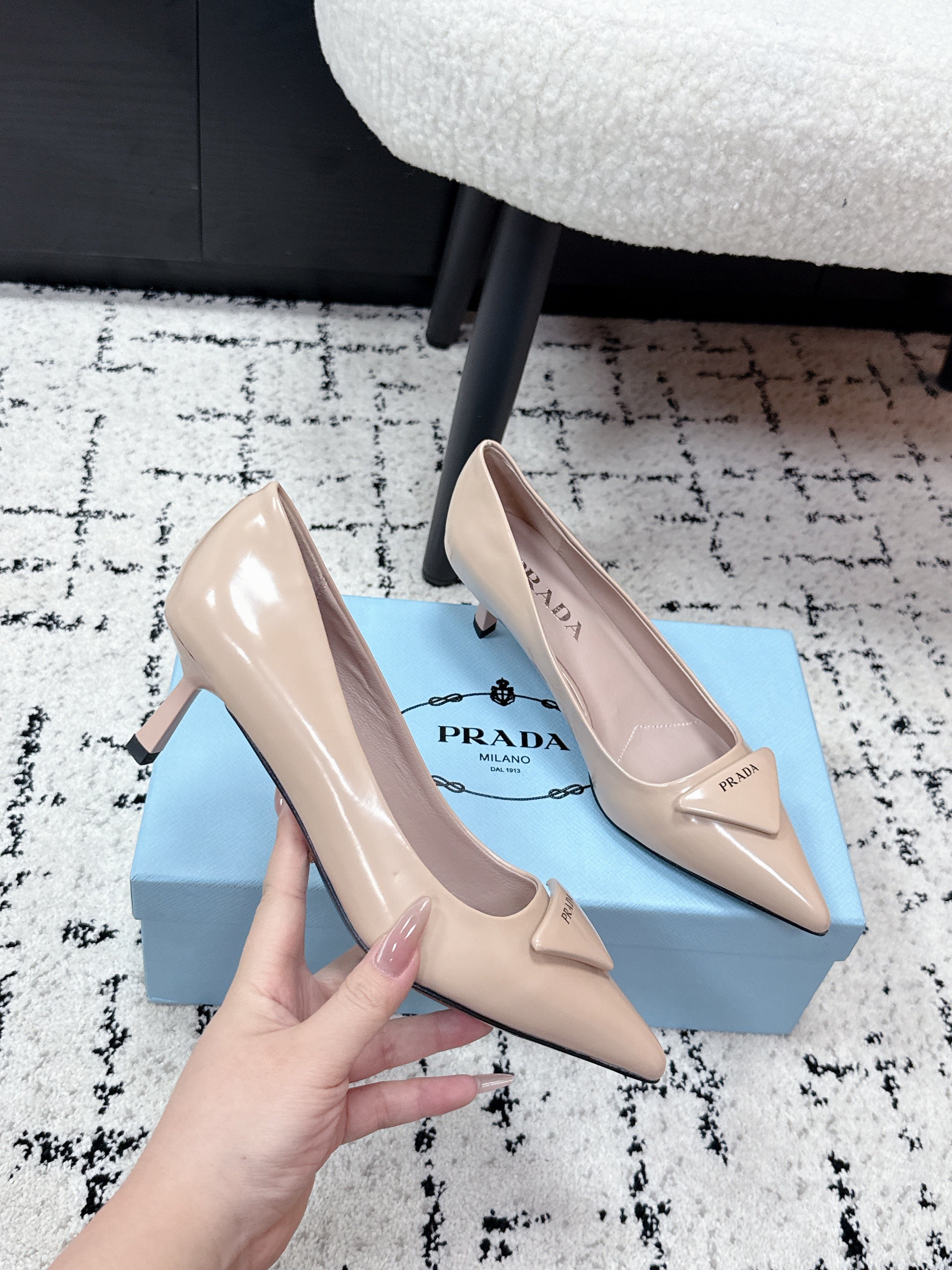 PRADA 26S POINTED-TOE HIGH HEELS 60MM IN BEIGE PATENT CALFSKIN WITH LOGO