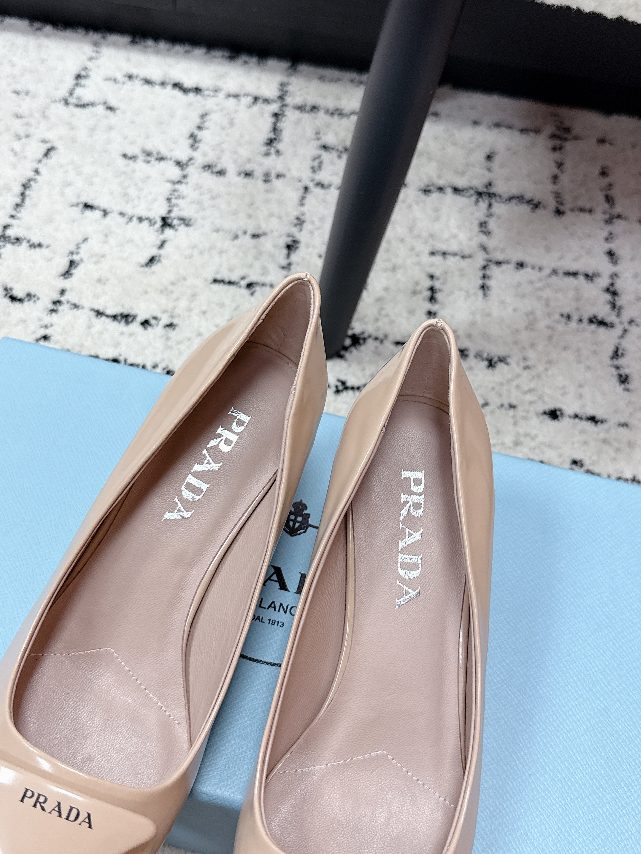 PRADA 26S POINTED-TOE HIGH HEELS 60MM IN BEIGE PATENT CALFSKIN WITH LOGO