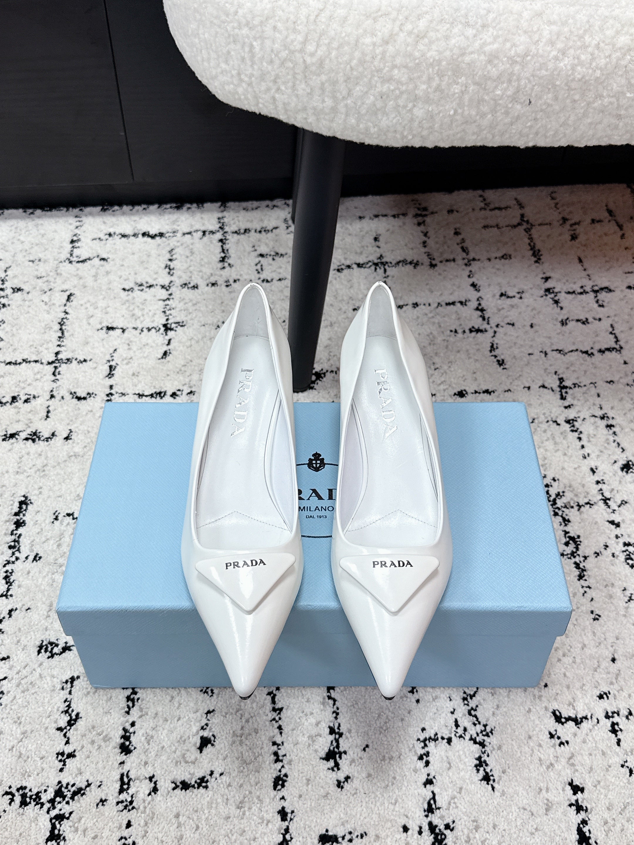 PRADA 26S POINTED-TOE HIGH HEELS 60MM IN WHITE PATENT CALFSKIN WITH LOGO