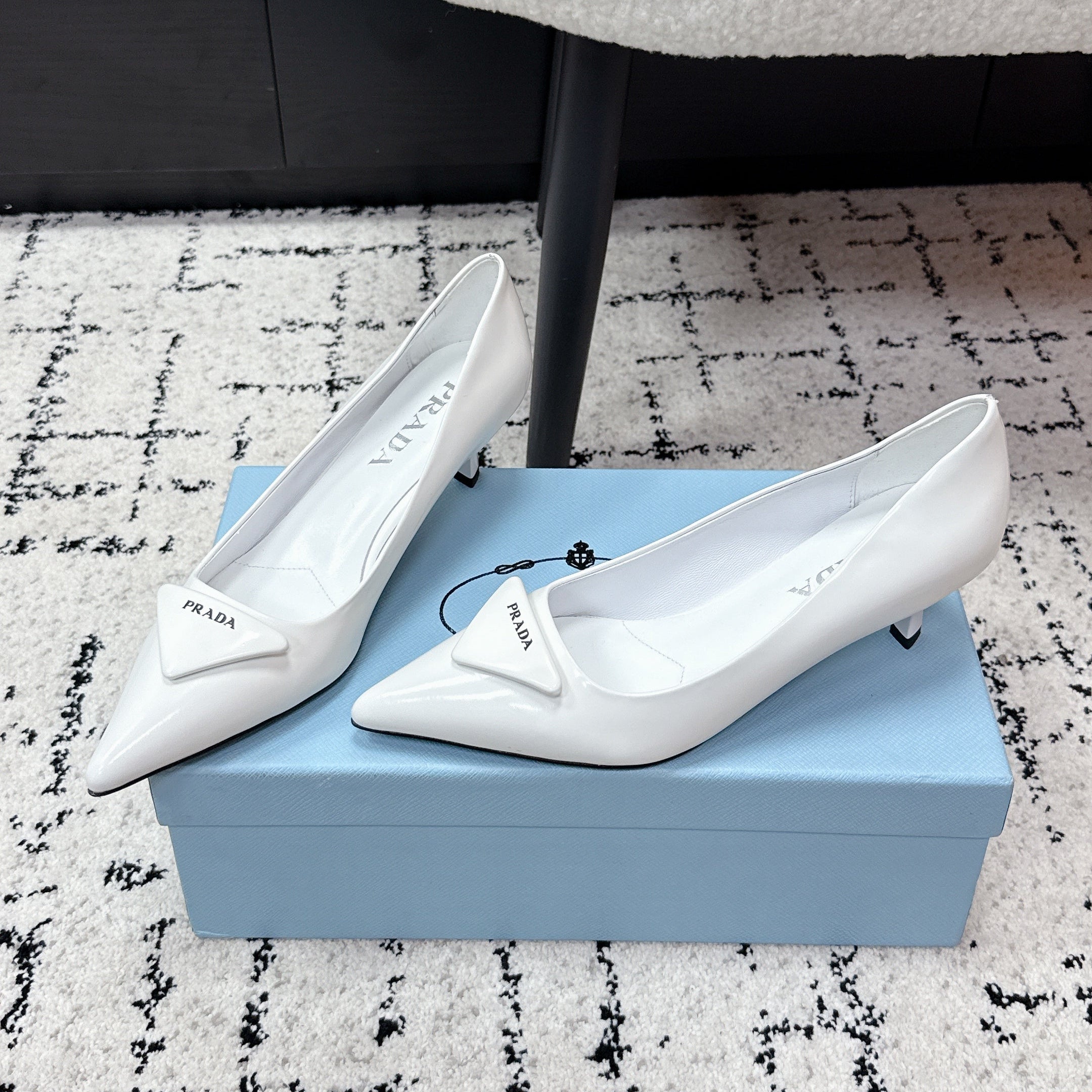 PRADA 26S POINTED-TOE HIGH HEELS 60MM IN WHITE PATENT CALFSKIN WITH LOGO