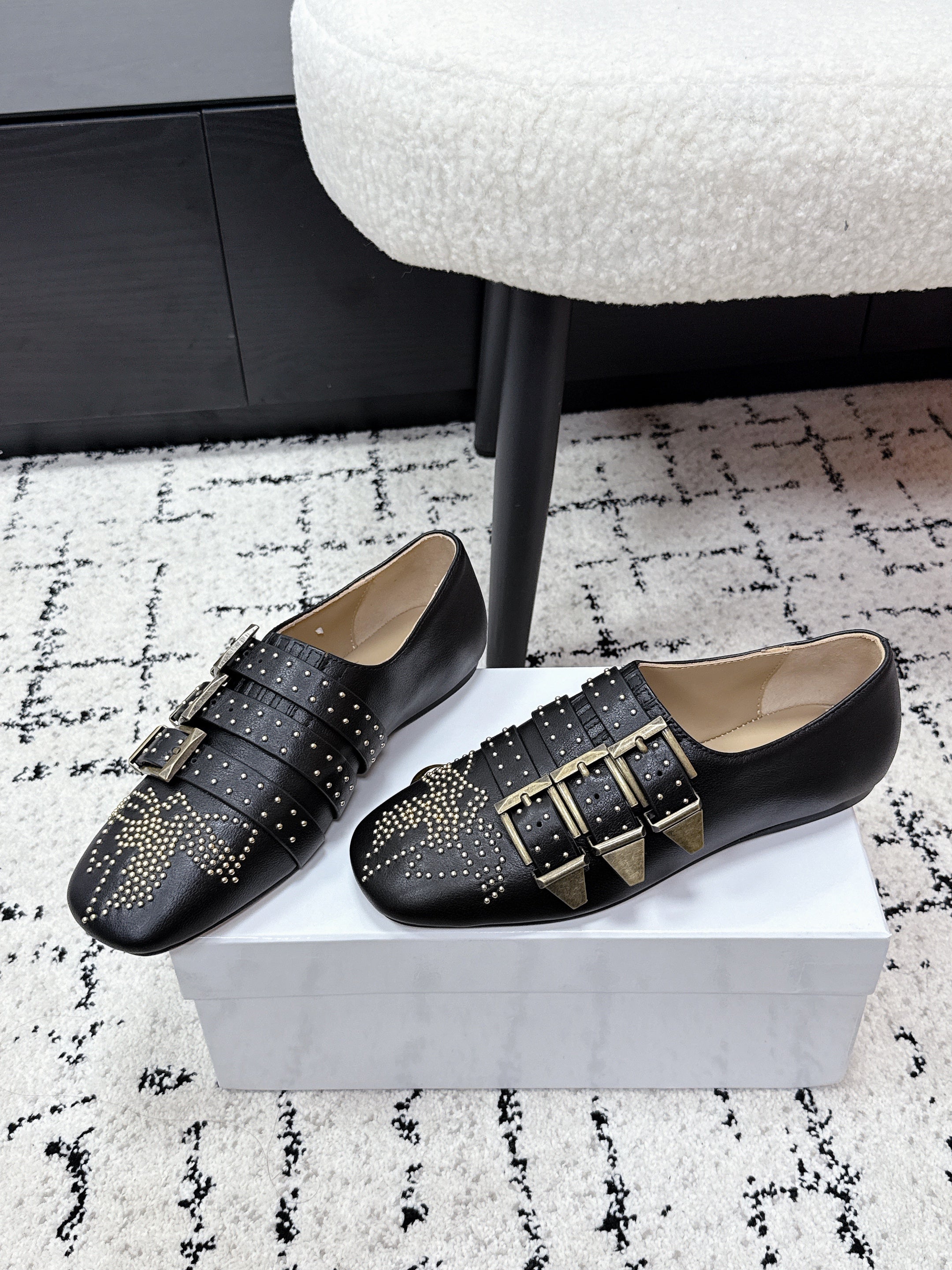 CHLOÉ 26S FLAT SHOES IN BLACK CALFSKIN WITH METAL STUDS