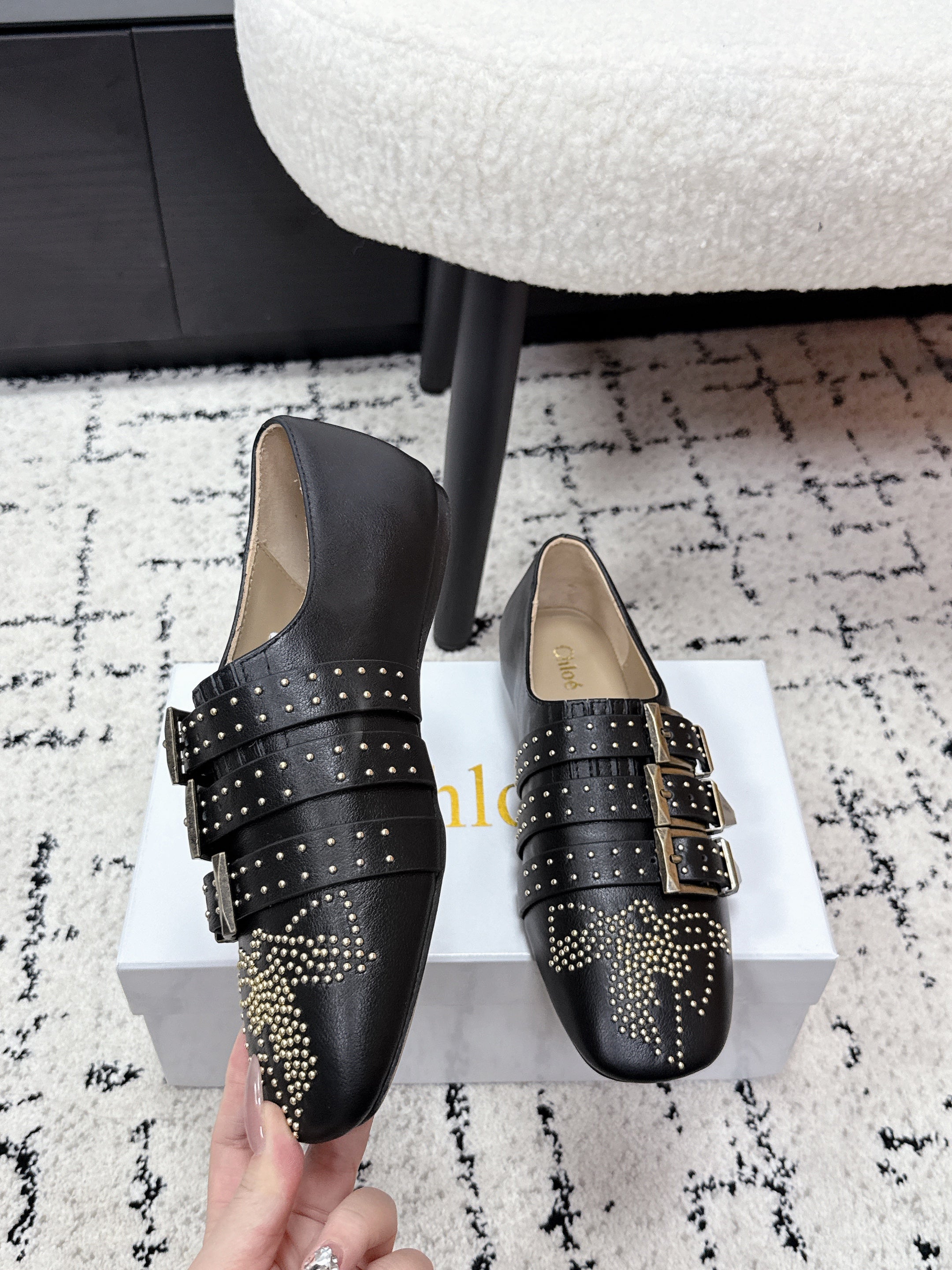 CHLOÉ 26S FLAT SHOES IN BLACK CALFSKIN WITH METAL STUDS