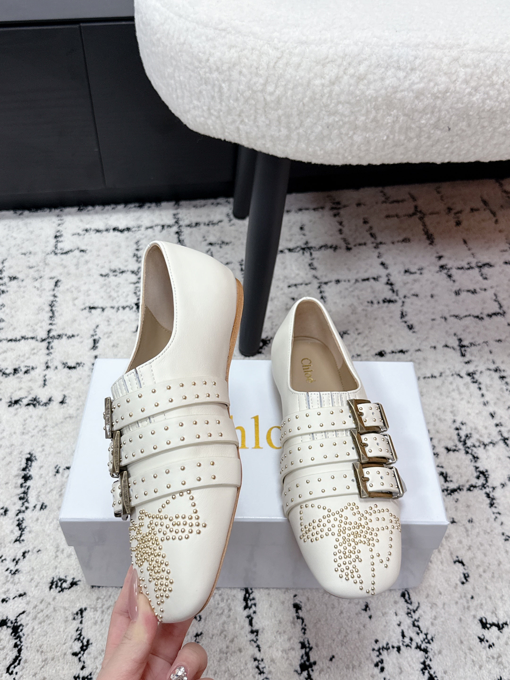 CHLOÉ 26S FLAT SHOES IN WHITE CALFSKIN WITH METAL STUDS