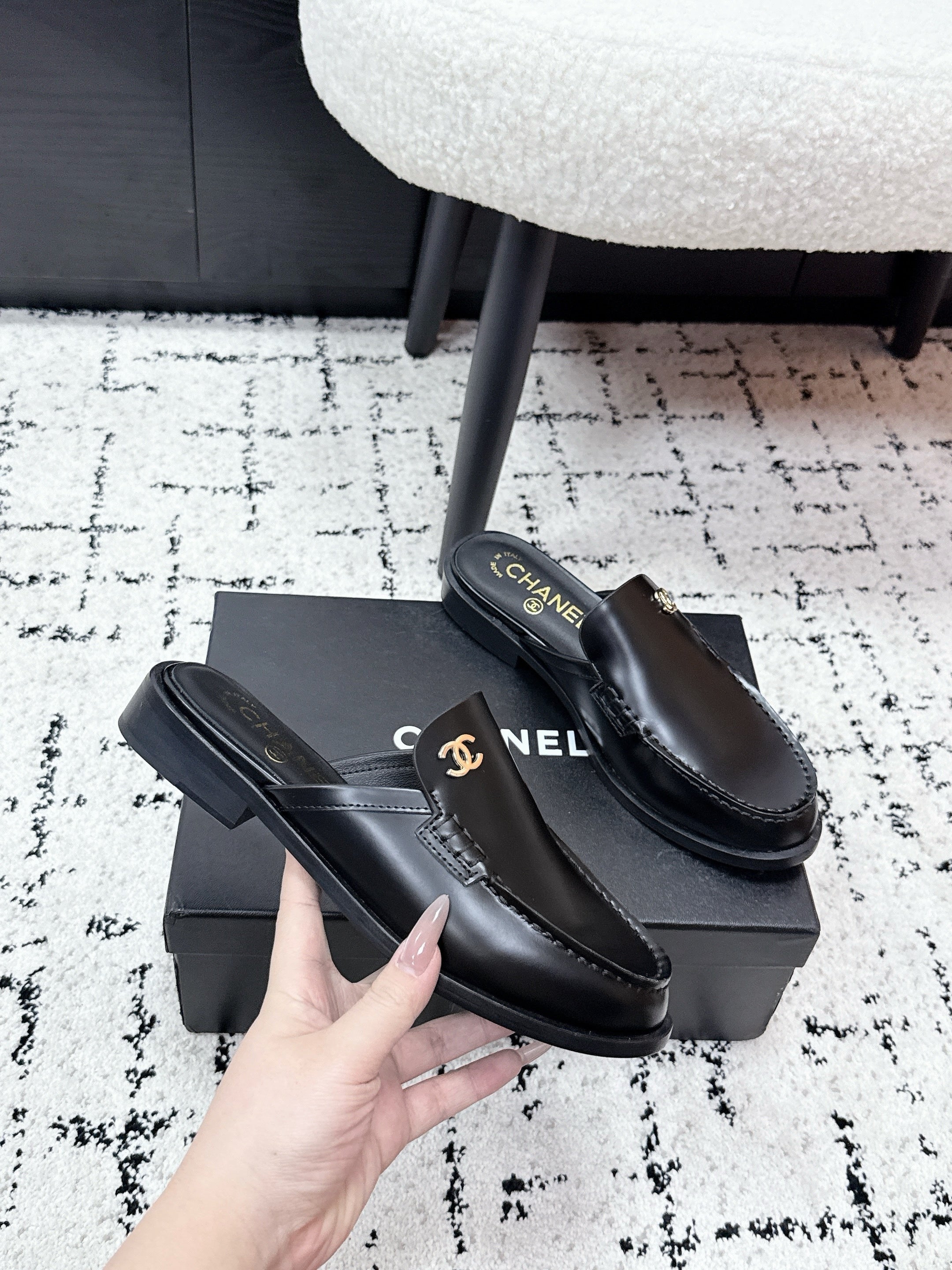 CHANEL 26S MULE LOAFERS IN BLACK SMOOTH CALFSKIN WITH CC LOGO