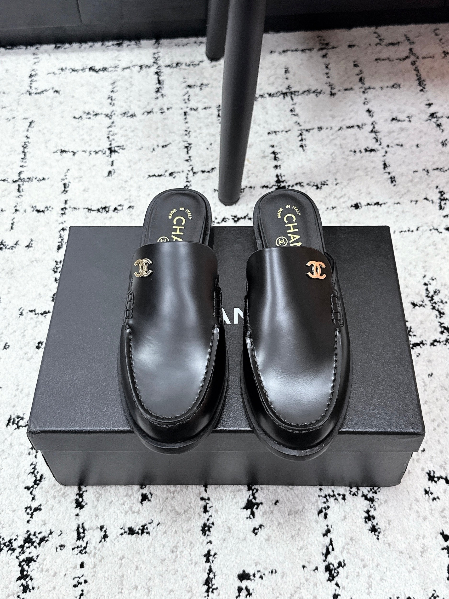CHANEL 26S MULE LOAFERS IN BLACK SMOOTH CALFSKIN WITH CC LOGO