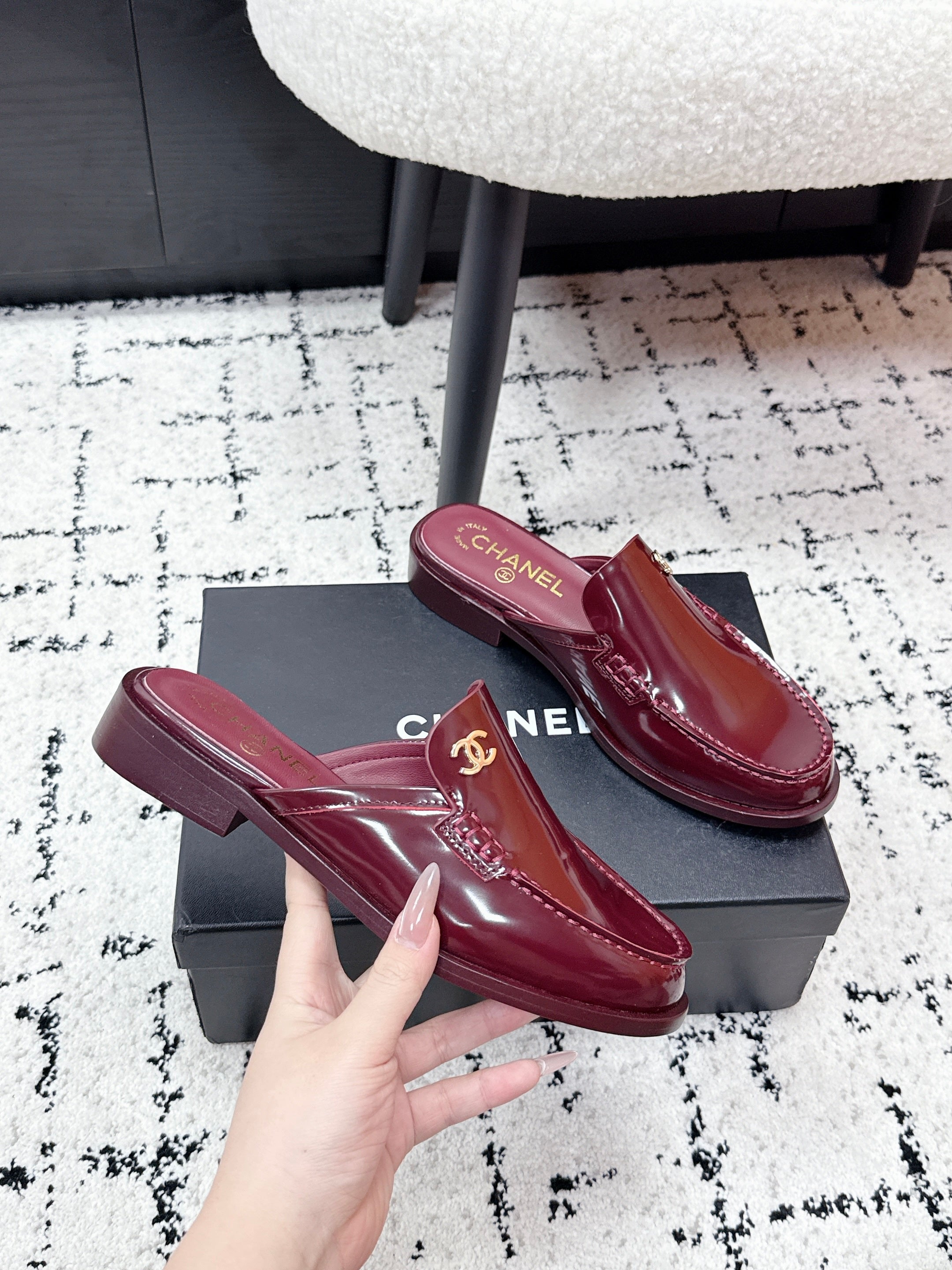 CHANEL 26S MULE LOAFERS IN BURGUNDY RED PATENT CALFSKIN WITH CC LOGO