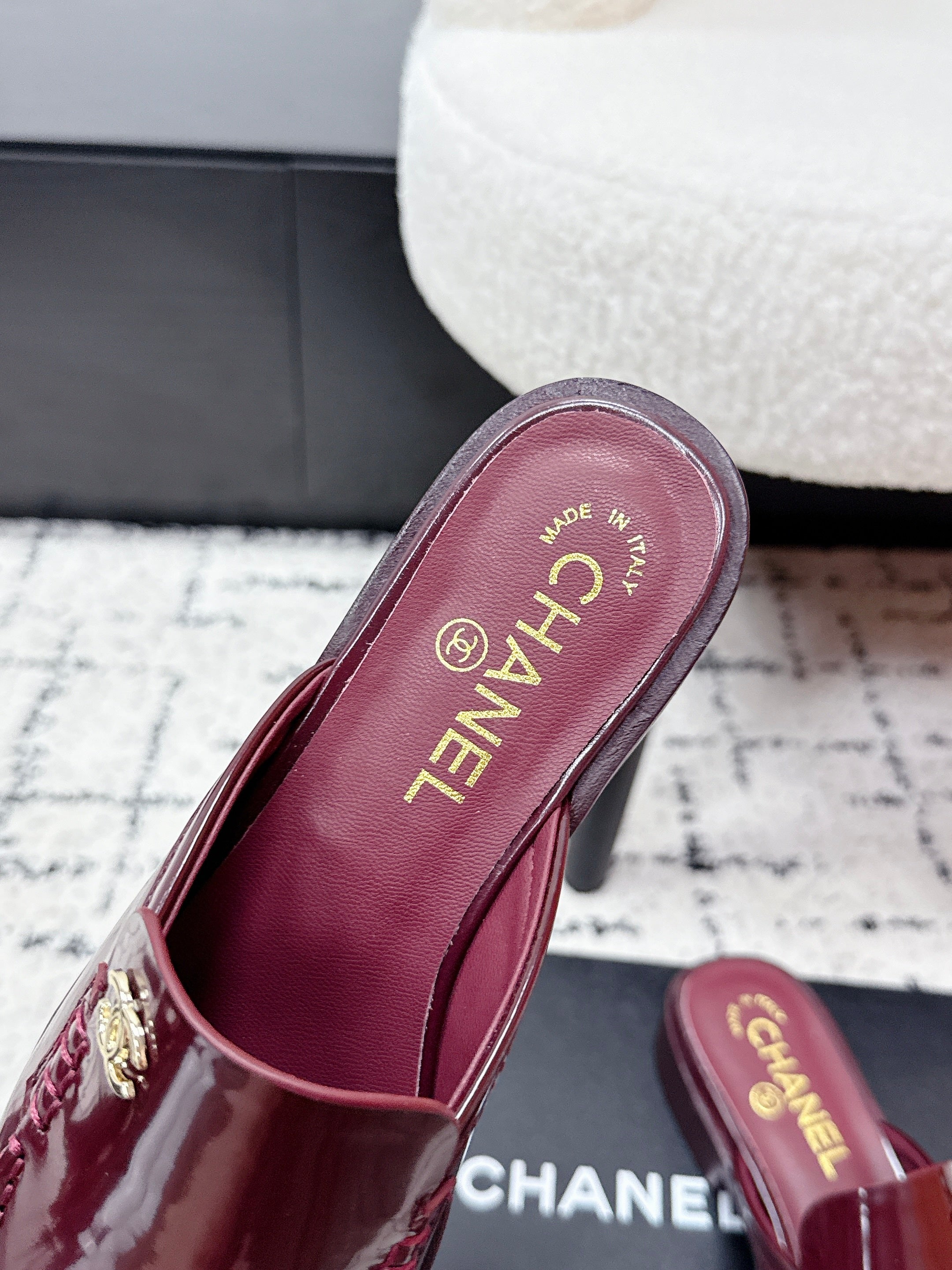 CHANEL 26S MULE LOAFERS IN BURGUNDY RED PATENT CALFSKIN WITH CC LOGO