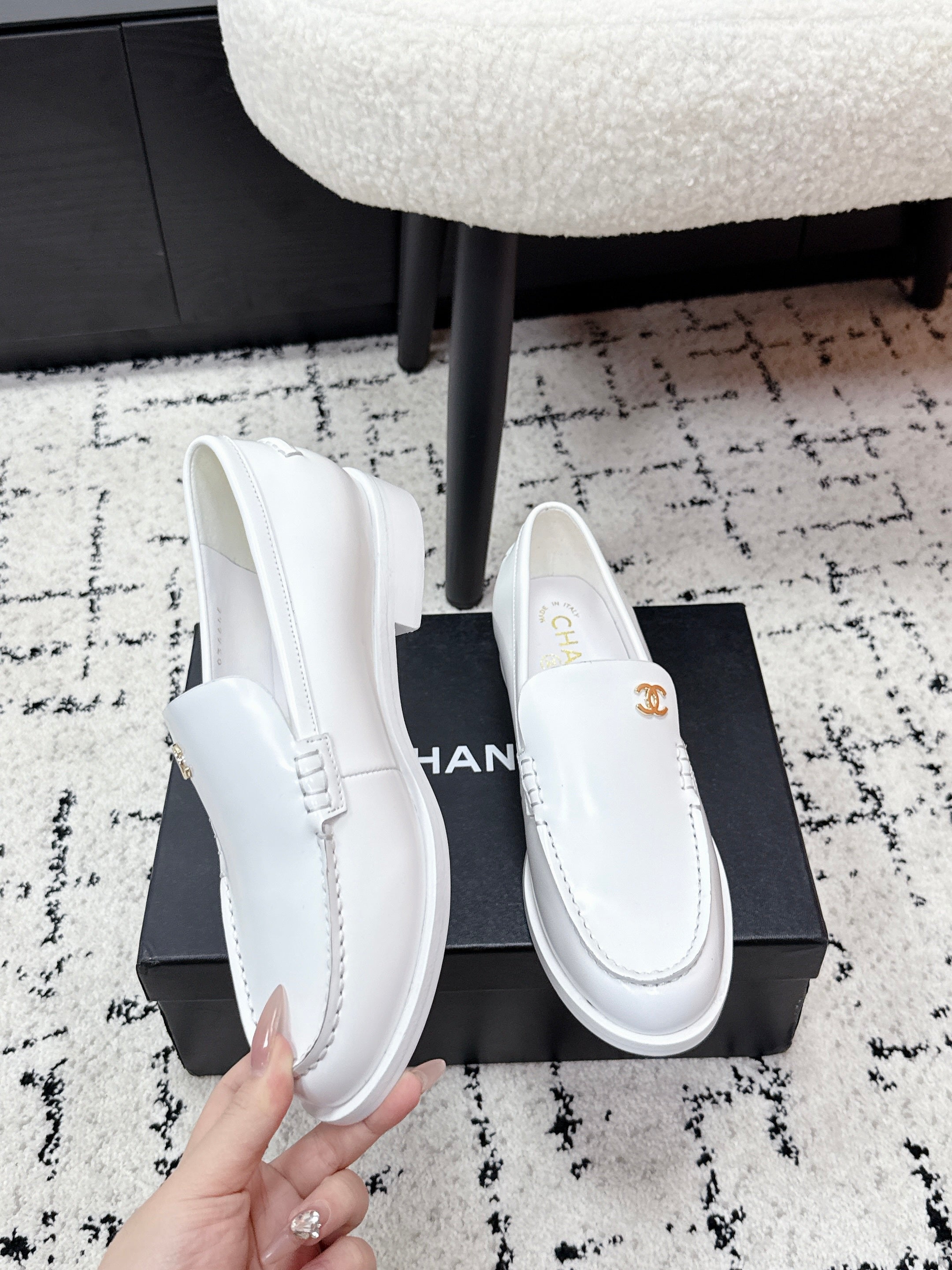 CHANEL 26S LOAFERS IN WHITE SMOOTH CALFSKIN WITH CC LOGO