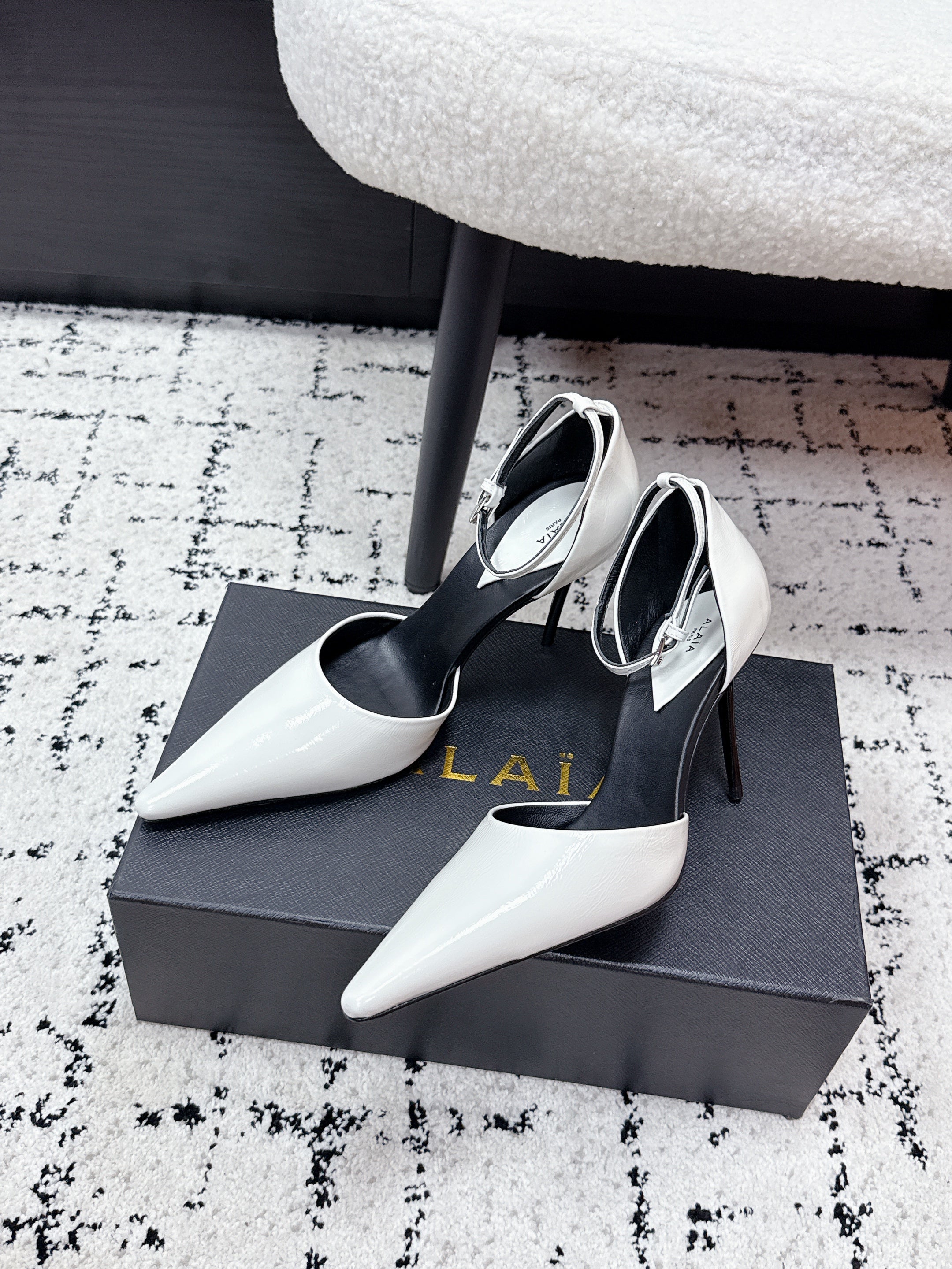ALAIA 26S POINTED-TOE HEELS 90 MM IN WHITE PATENT CALFSKIN
