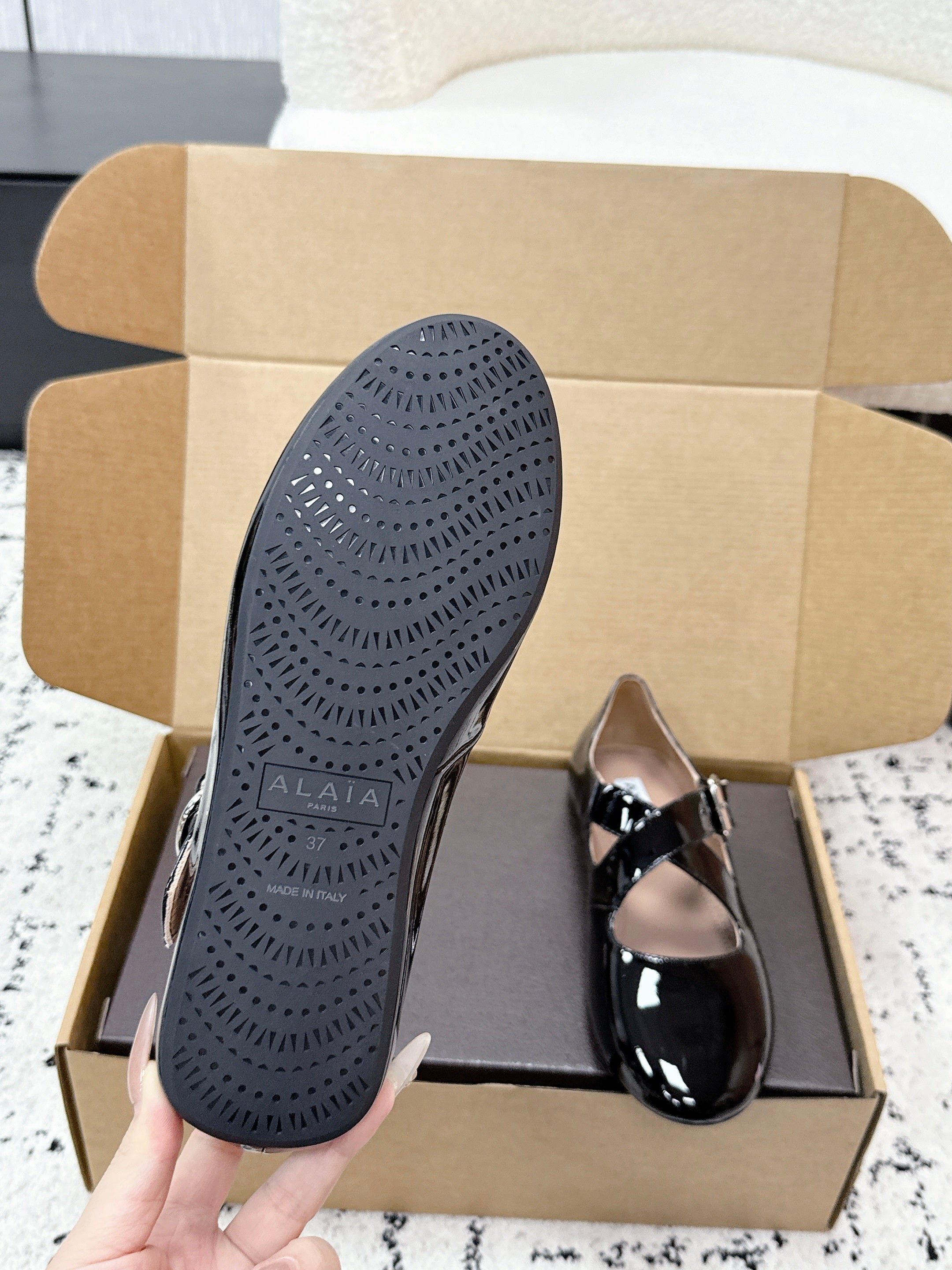 ALAIA 26S CROSS-STRAP BALLET FLATS IN BLACK GLOSSY LAMBSKIN