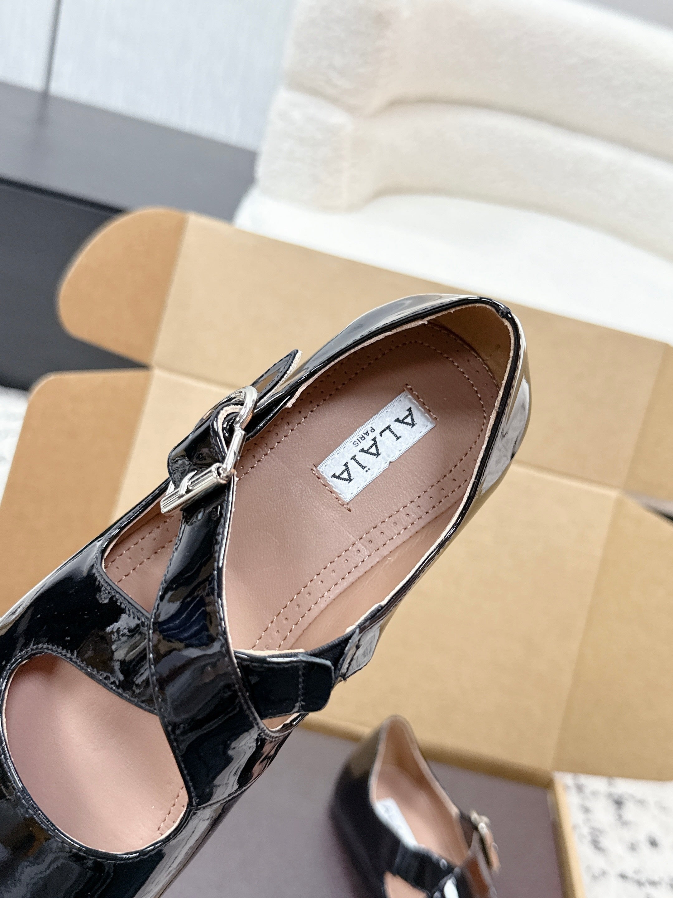 ALAIA 26S CROSS-STRAP BALLET FLATS IN BLACK GLOSSY LAMBSKIN