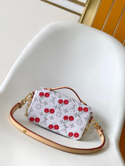 POCHETTE MÉTIS EAST WEST 21.5 IN WHITE WITH CHERRY PRINT MONOGRAM
