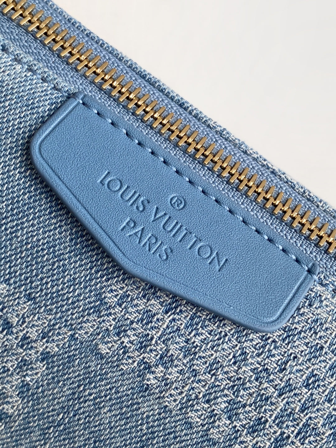 LV 25S POCHETTE ACCESSORIES XL 28 IN BLUE CANVAS DAMIER DENIM