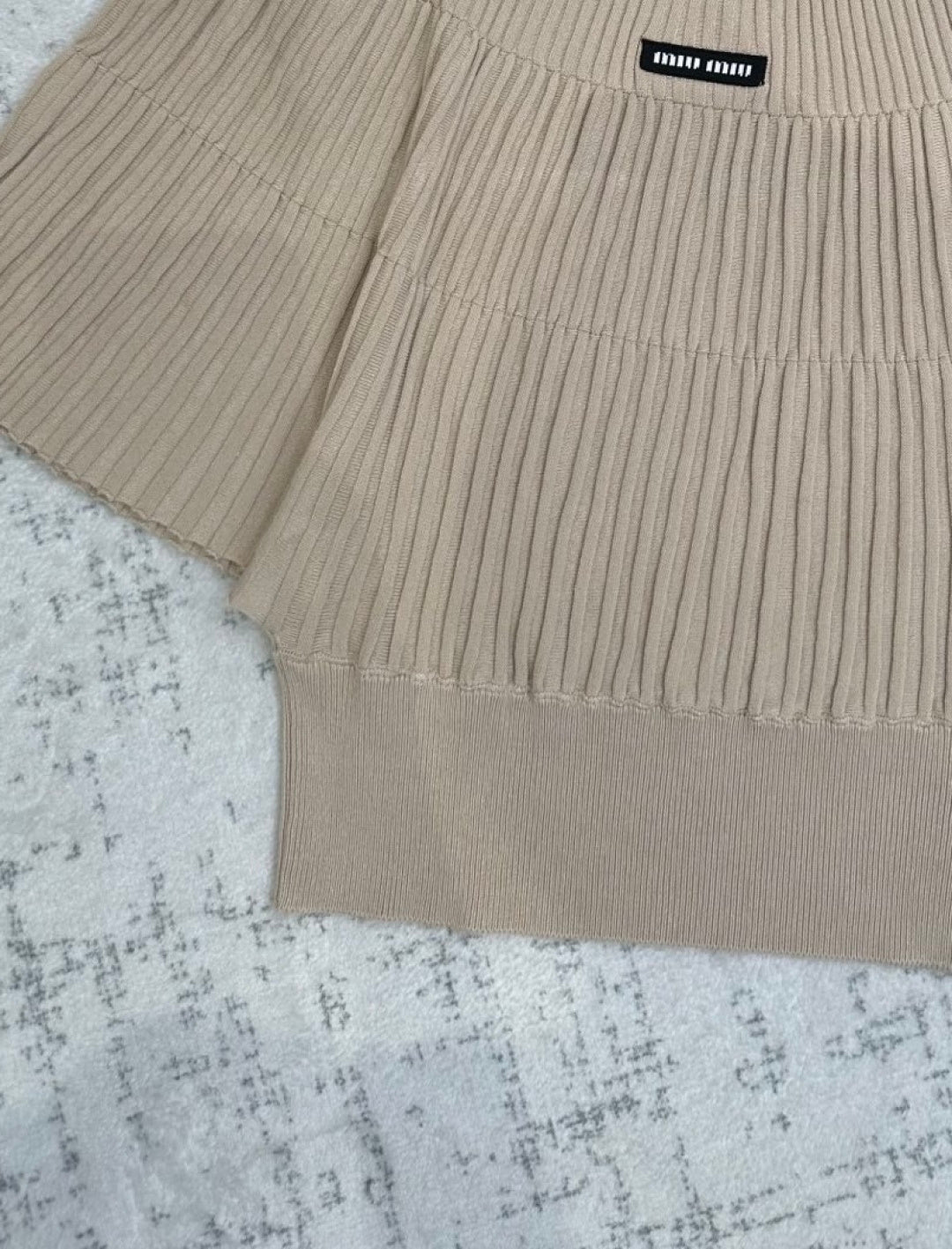 MIUMIU 26S PLEATED SHORT-SLEEVED SWEATER STYLE 1109