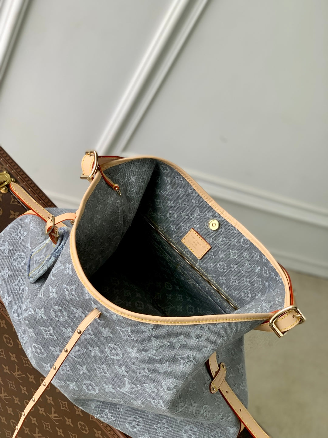 CARRYALL CARGO VIBE PM 33.5 IN GREY MONOGRAM DENIM LIGHT BROWN CALFSKIN