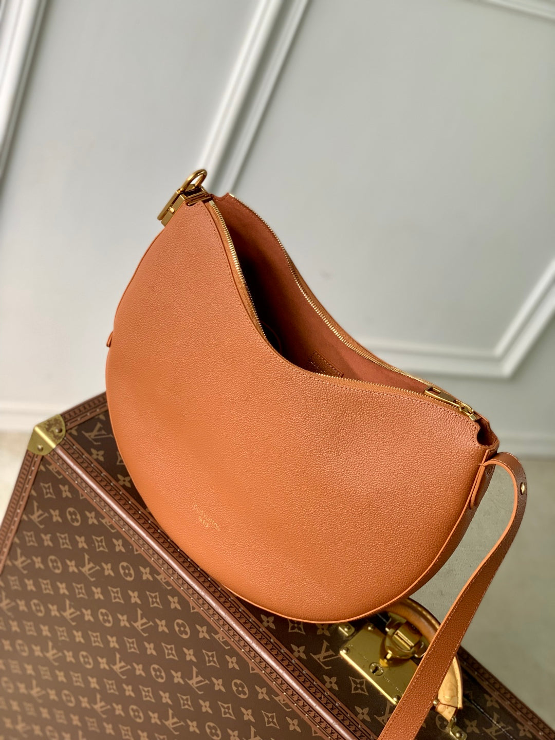 LOW KEY COOKIE MM 32 IN COGNAC BROWN CALFSKIN GOLD HARDWARE