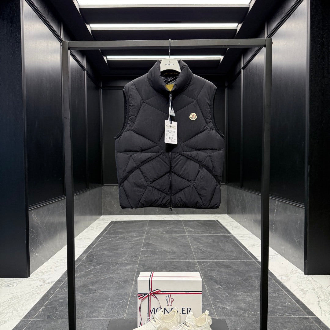 MONCLER 25S SLEEVELESS JACKET 479