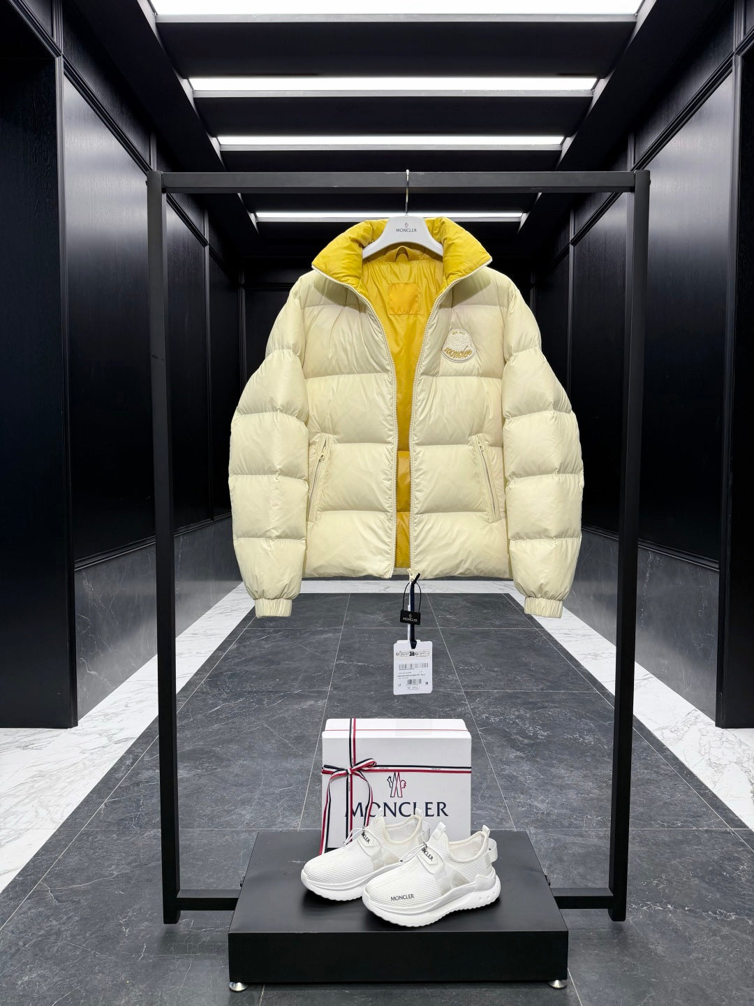 MONCLER 25S SHORT DOWN JACKET 215