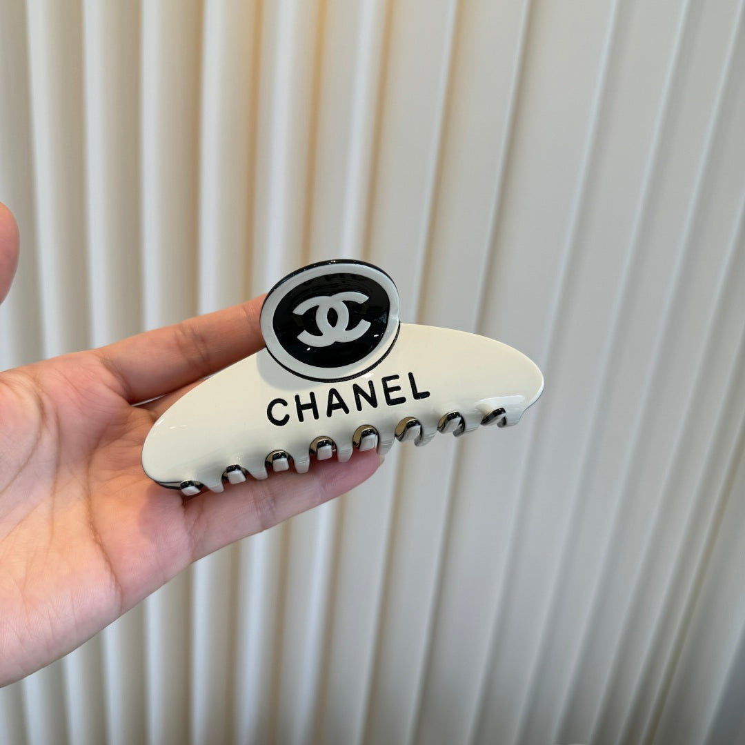 CHANEL 26S HAIR CLAW CLIP IN WHITE METAL 503067
