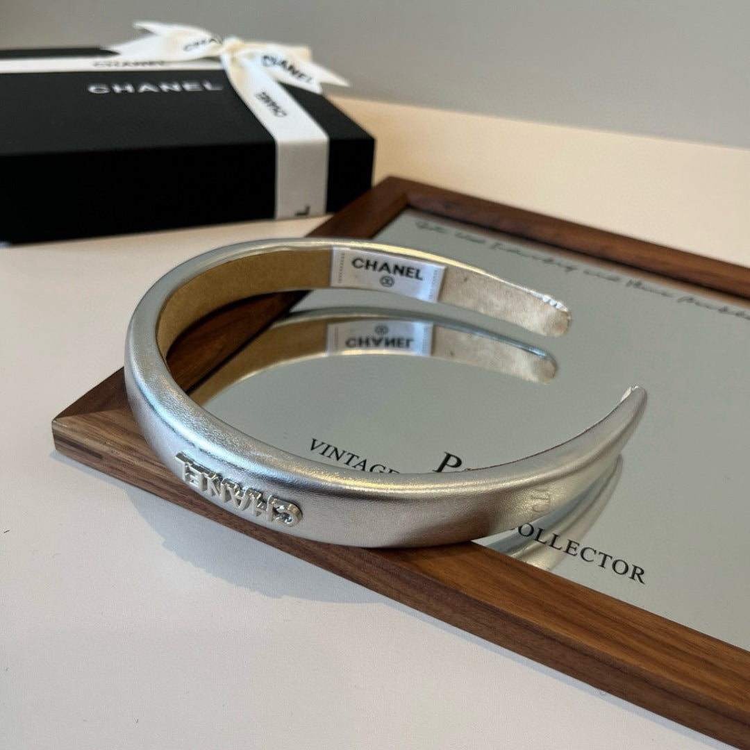 CHANEL 26S HEADBAND IN SILVER METALLIC 503125