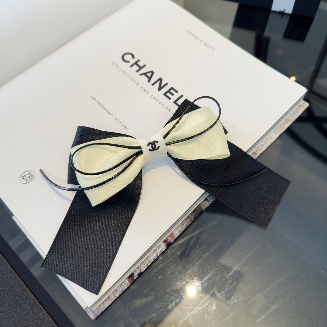 CHANEL 26S BOW HAIR CLIP IN BLACK AND WHITE SATIN 503132