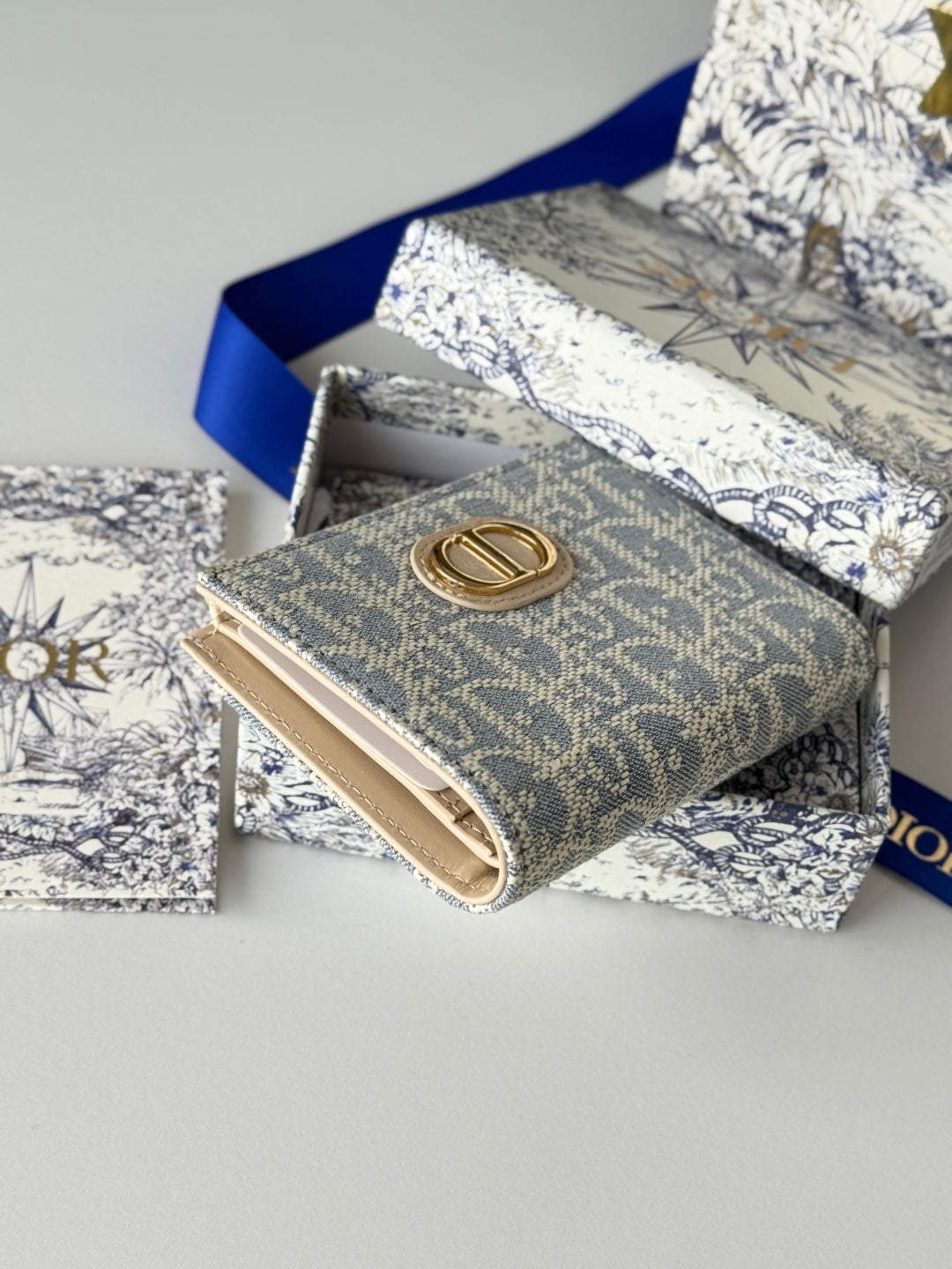 DIOR 25S 30 MONTAIGNE DAHLIA WALLET 11 IN LIGHT BLUE DIOR OBLIQUE JACQUARD